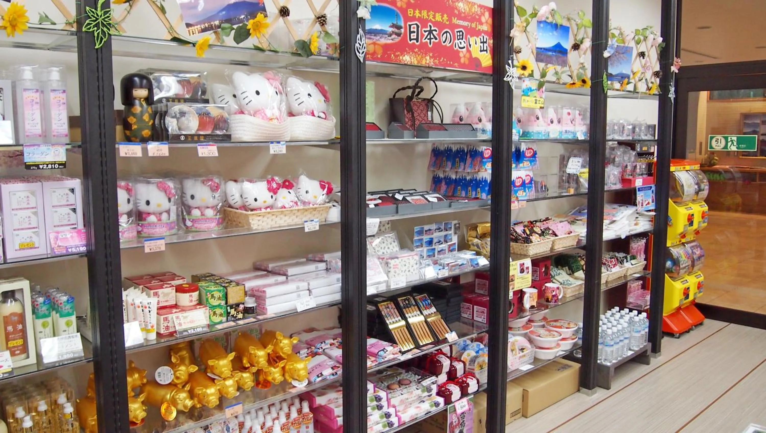 On-site shops in Motosu Phoenix Hotel