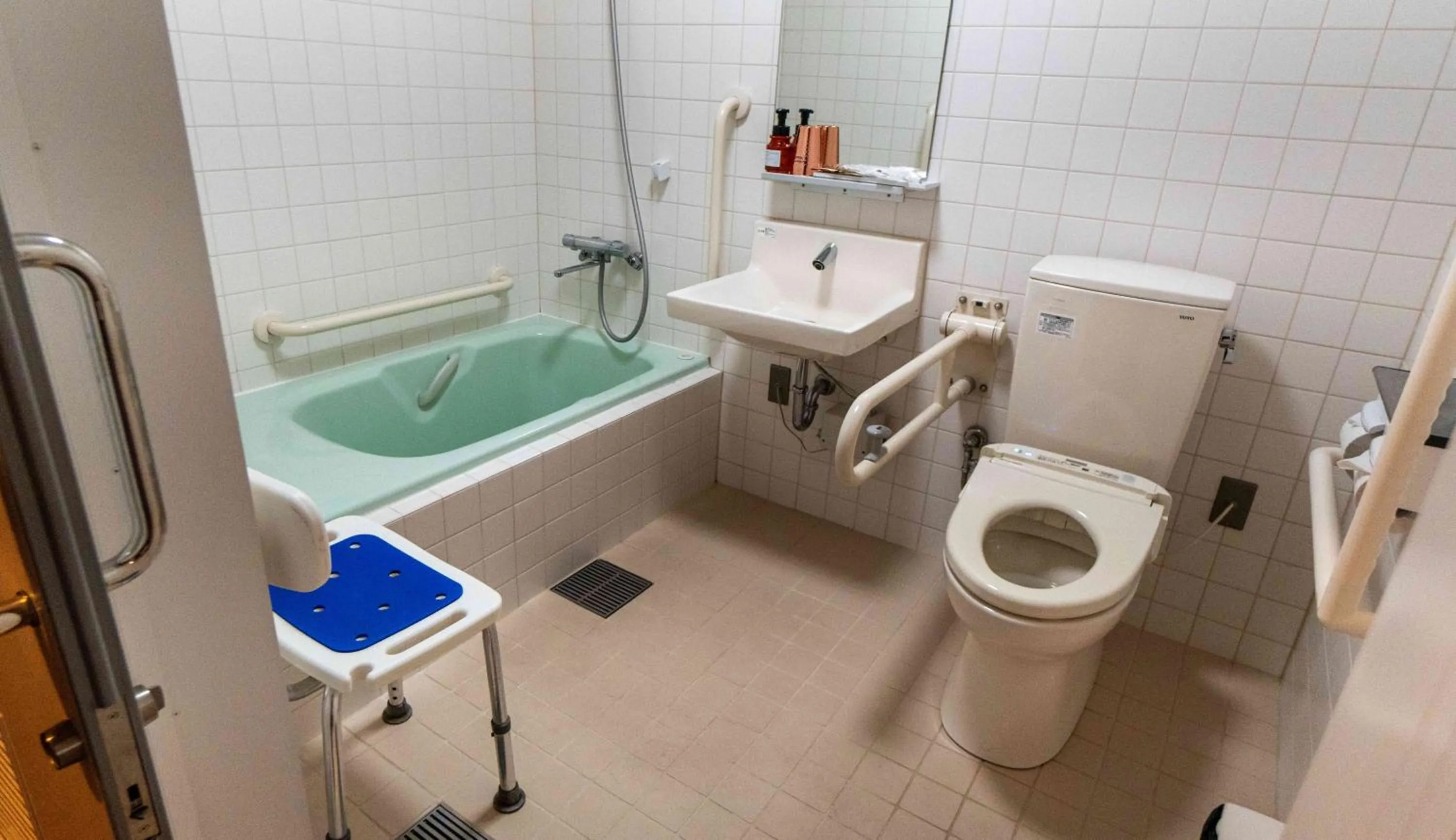 Shower in Motosu Phoenix Hotel