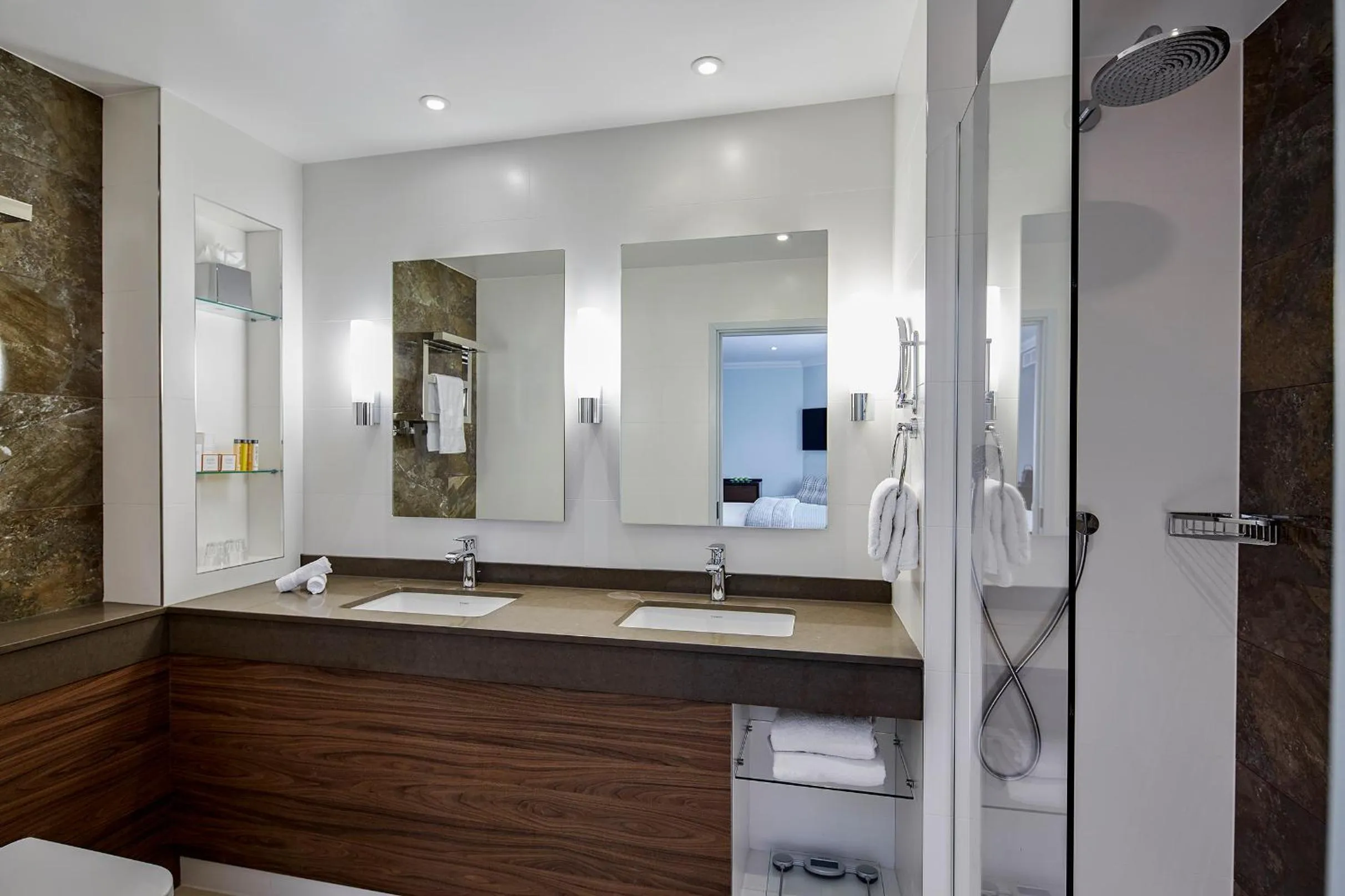 Bathroom in Sir Christopher Wren Hotel