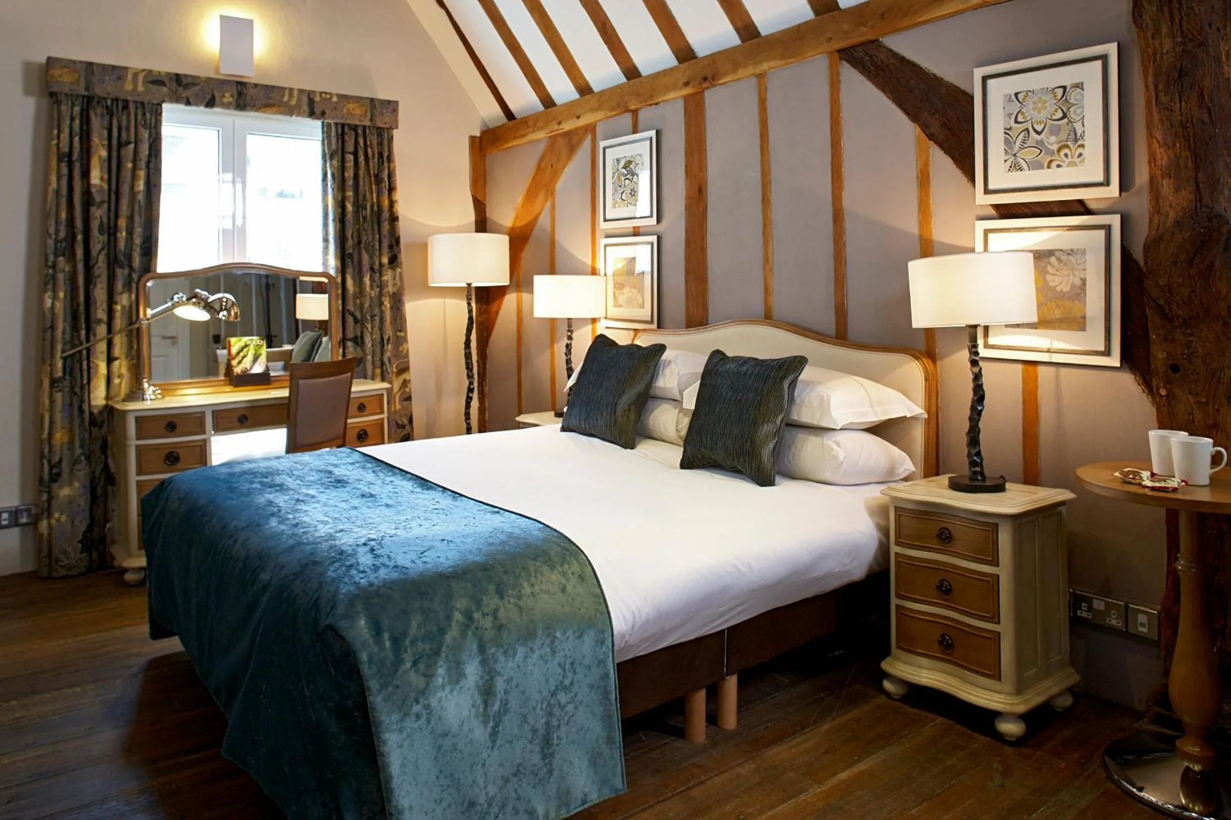 Photo of the whole room, Bed in Sir Christopher Wren Hotel