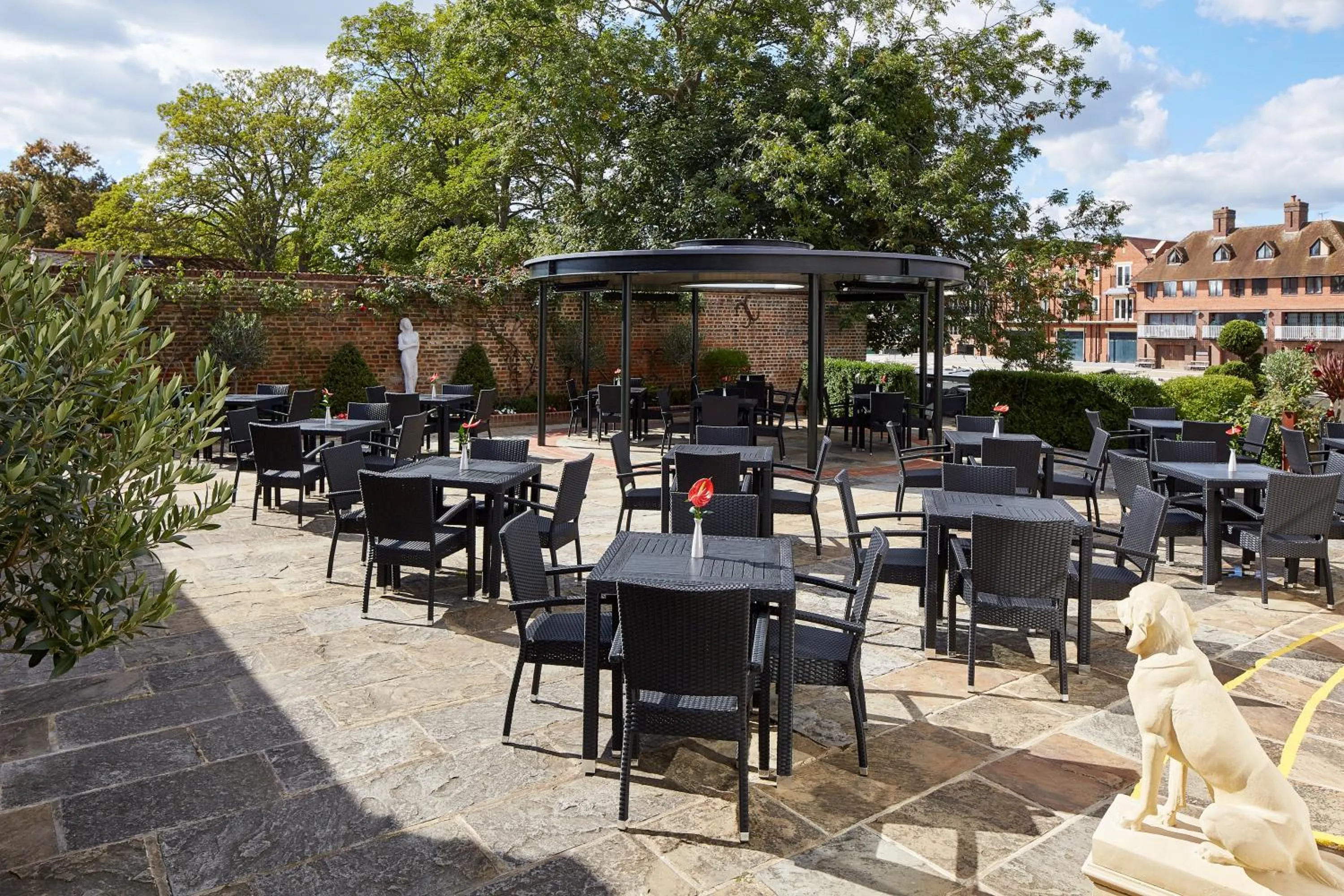 Patio in Sir Christopher Wren Hotel