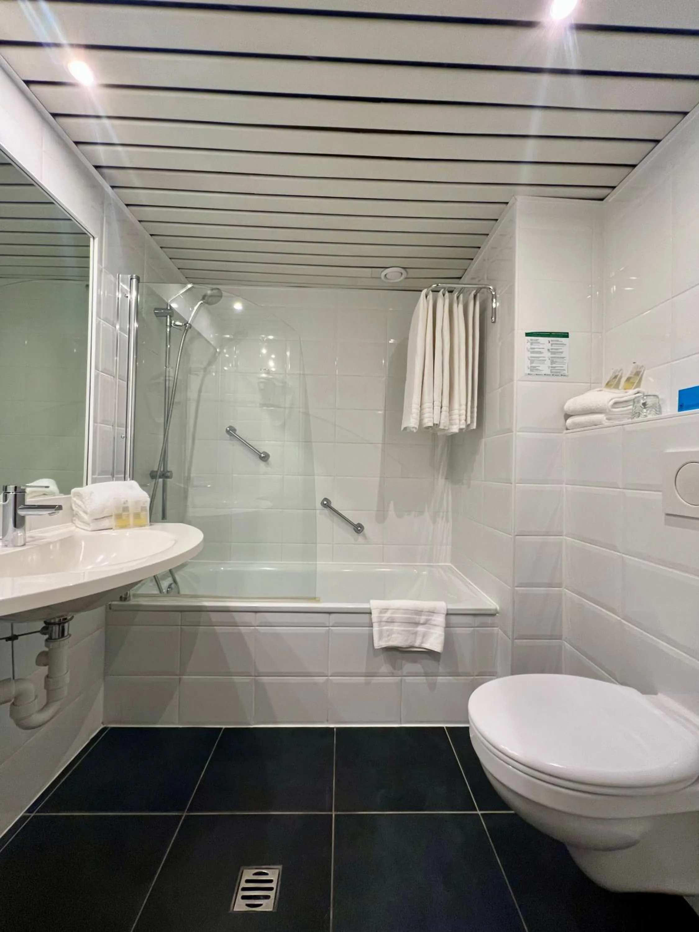 Shower in Bedford Hotel Brussels