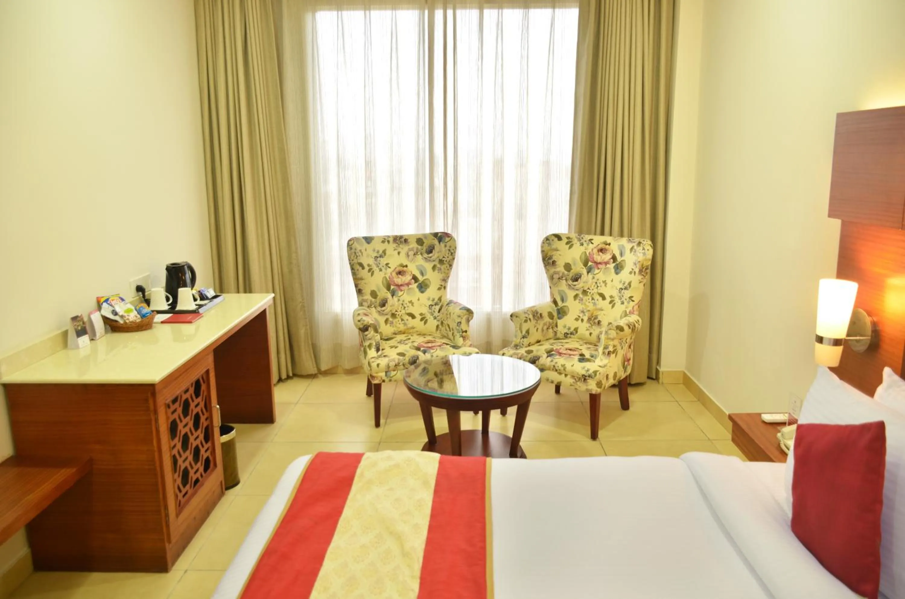 Seating area, Bed in Mint Hotel Premia Chandigarh, Zirakpur
