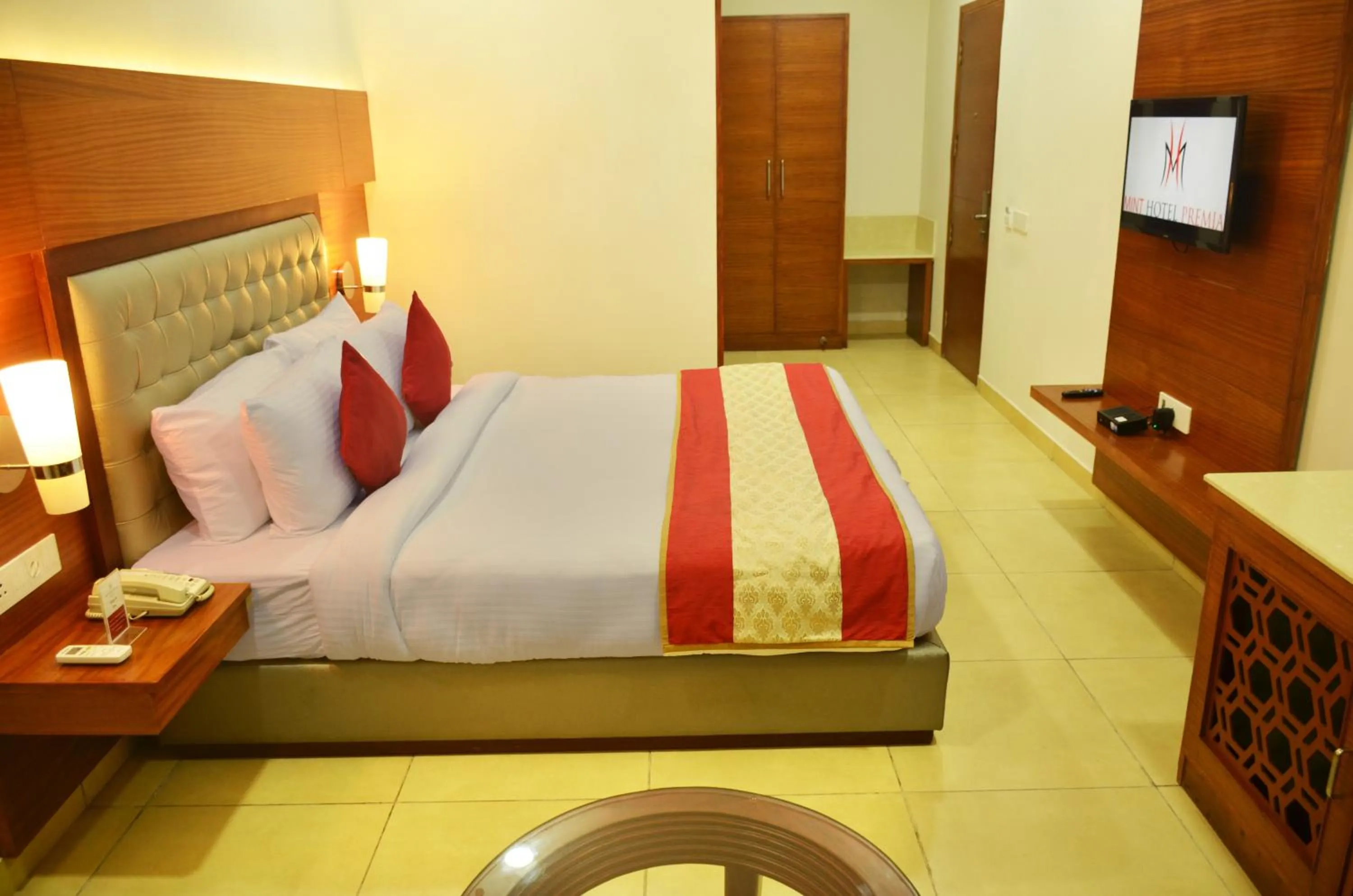 TV and multimedia, Bed in Mint Hotel Premia Chandigarh, Zirakpur