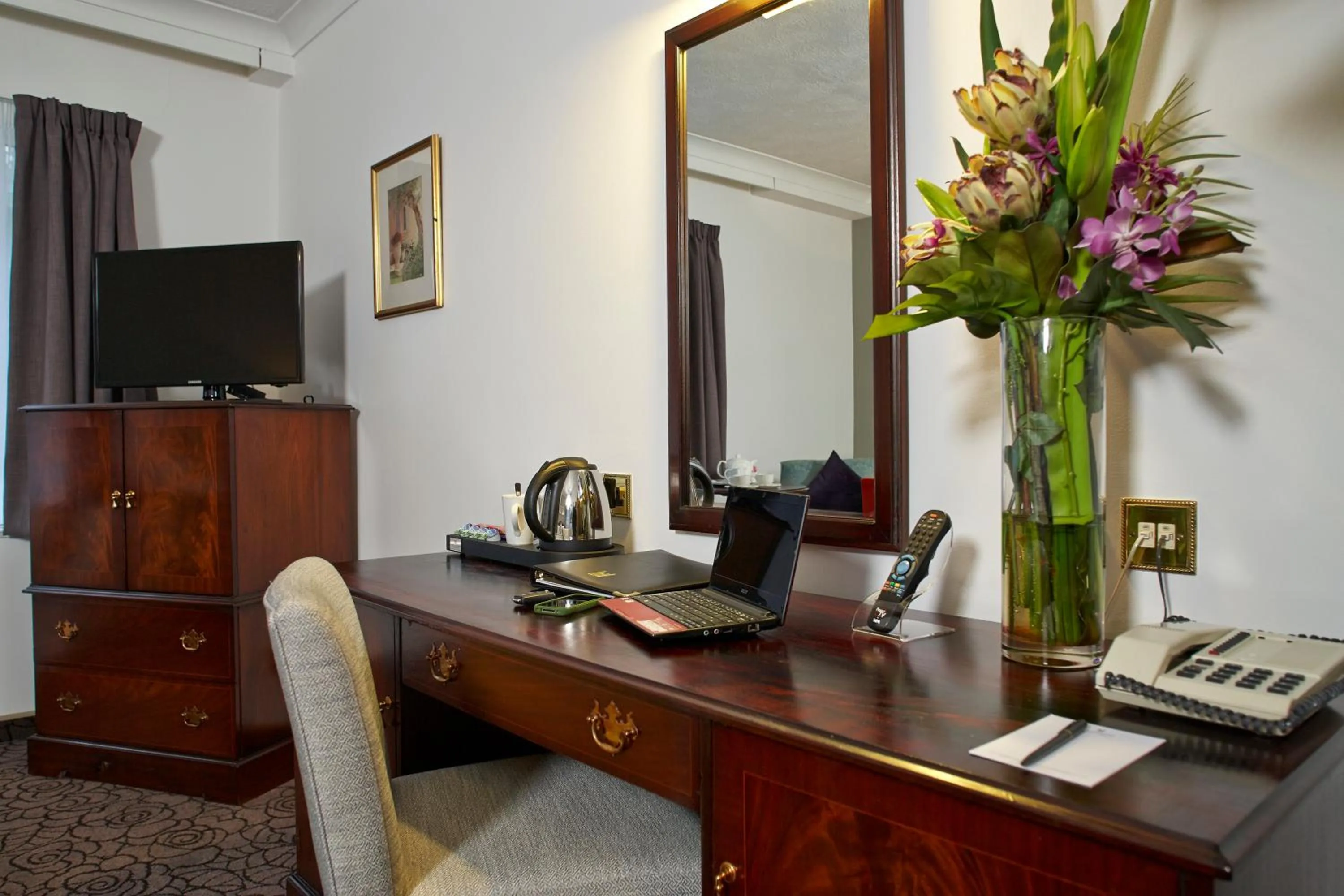 TV and multimedia, TV/Entertainment Center in Copthorne Hotel London Gatwick