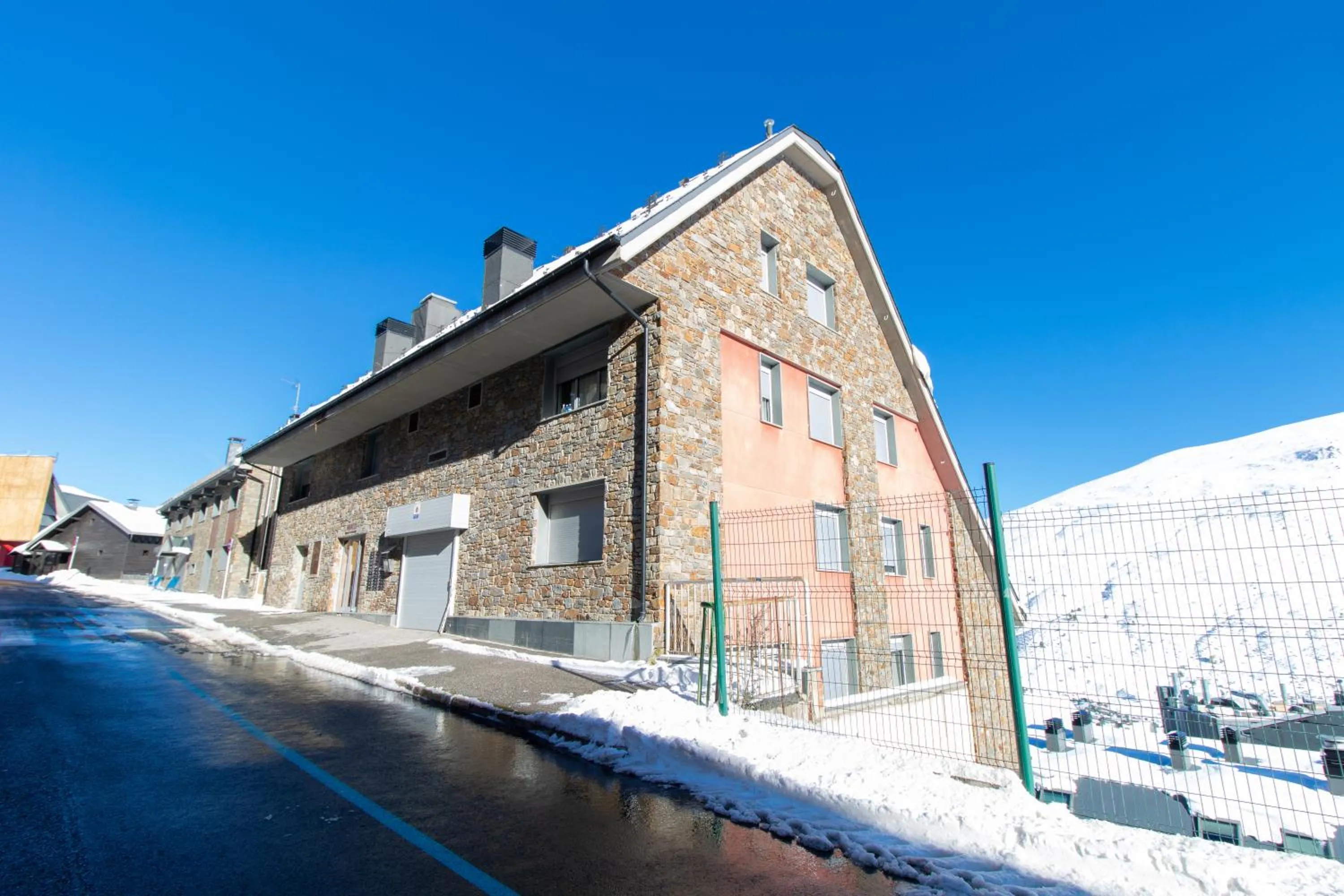 Property building in Apartamentos Araco 3000