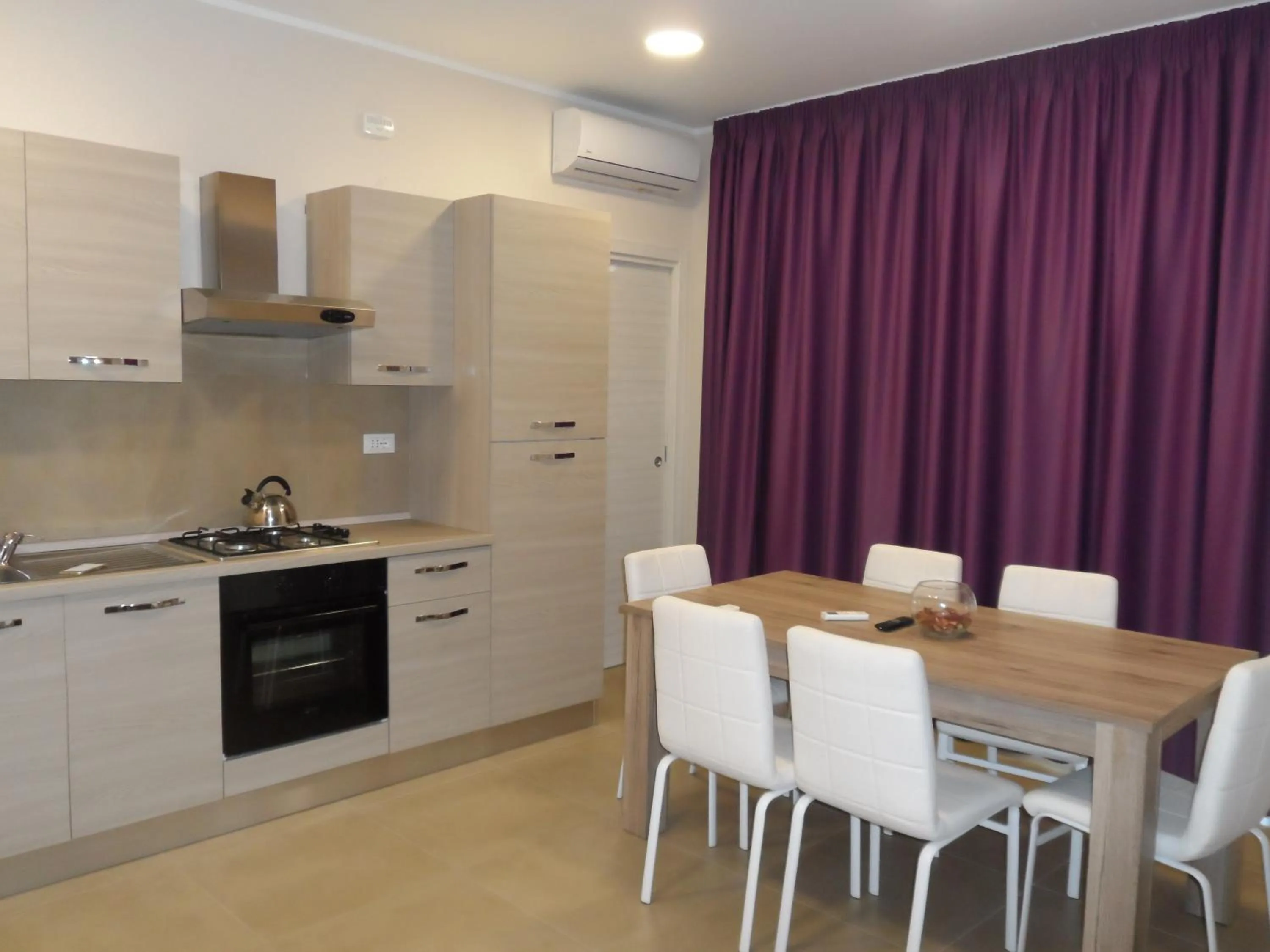 Dining area in Residence Palazzo dei Delfini by RECEPTIO