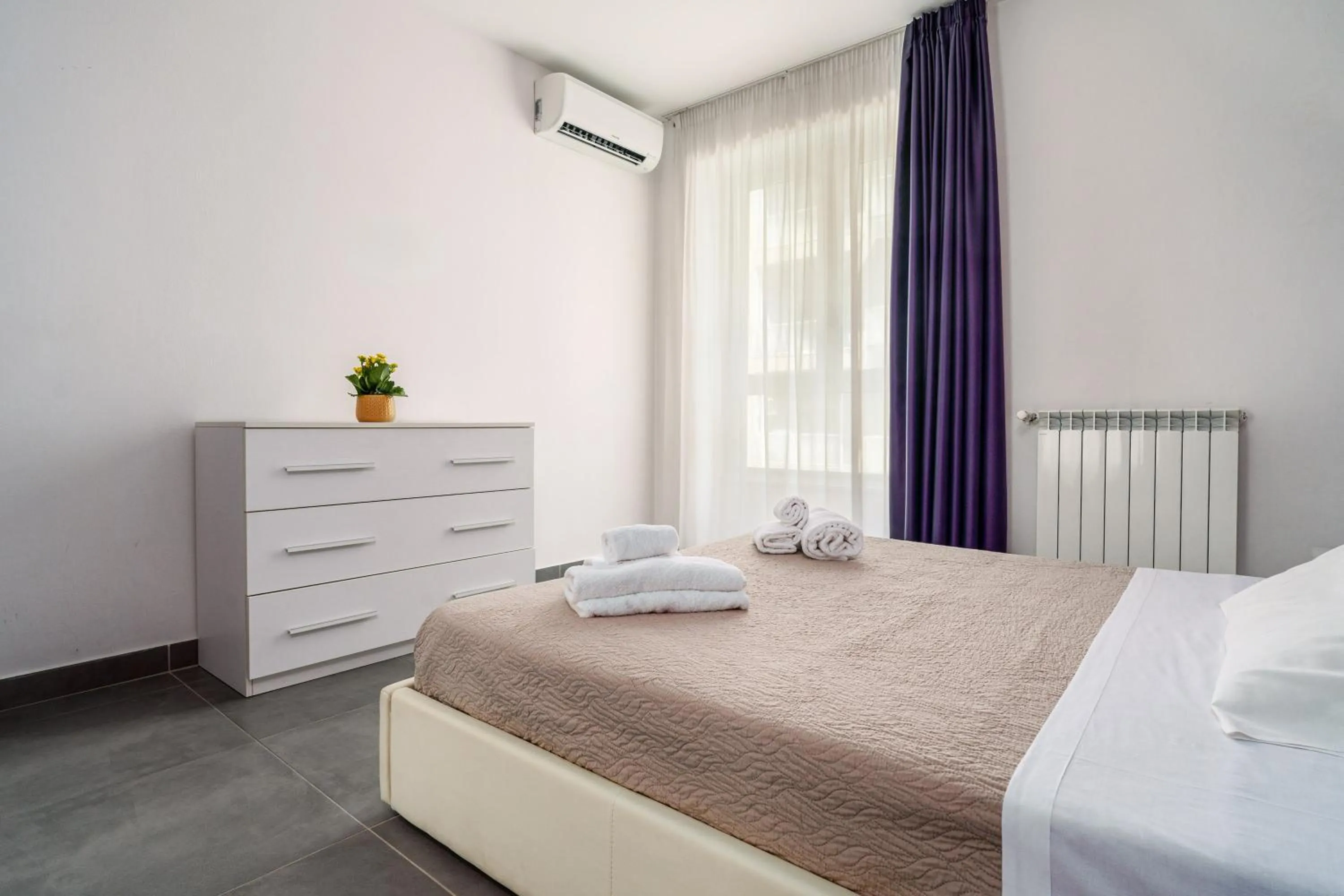 Photo of the whole room, Bed in Residence Palazzo dei Delfini by RECEPTIO