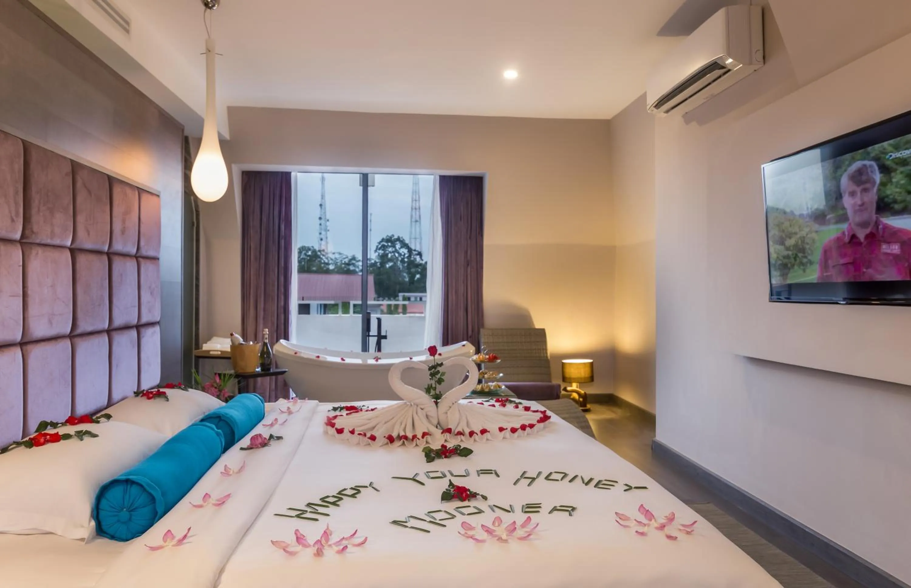 Photo of the whole room, Bed in Damrei Residence & Spa