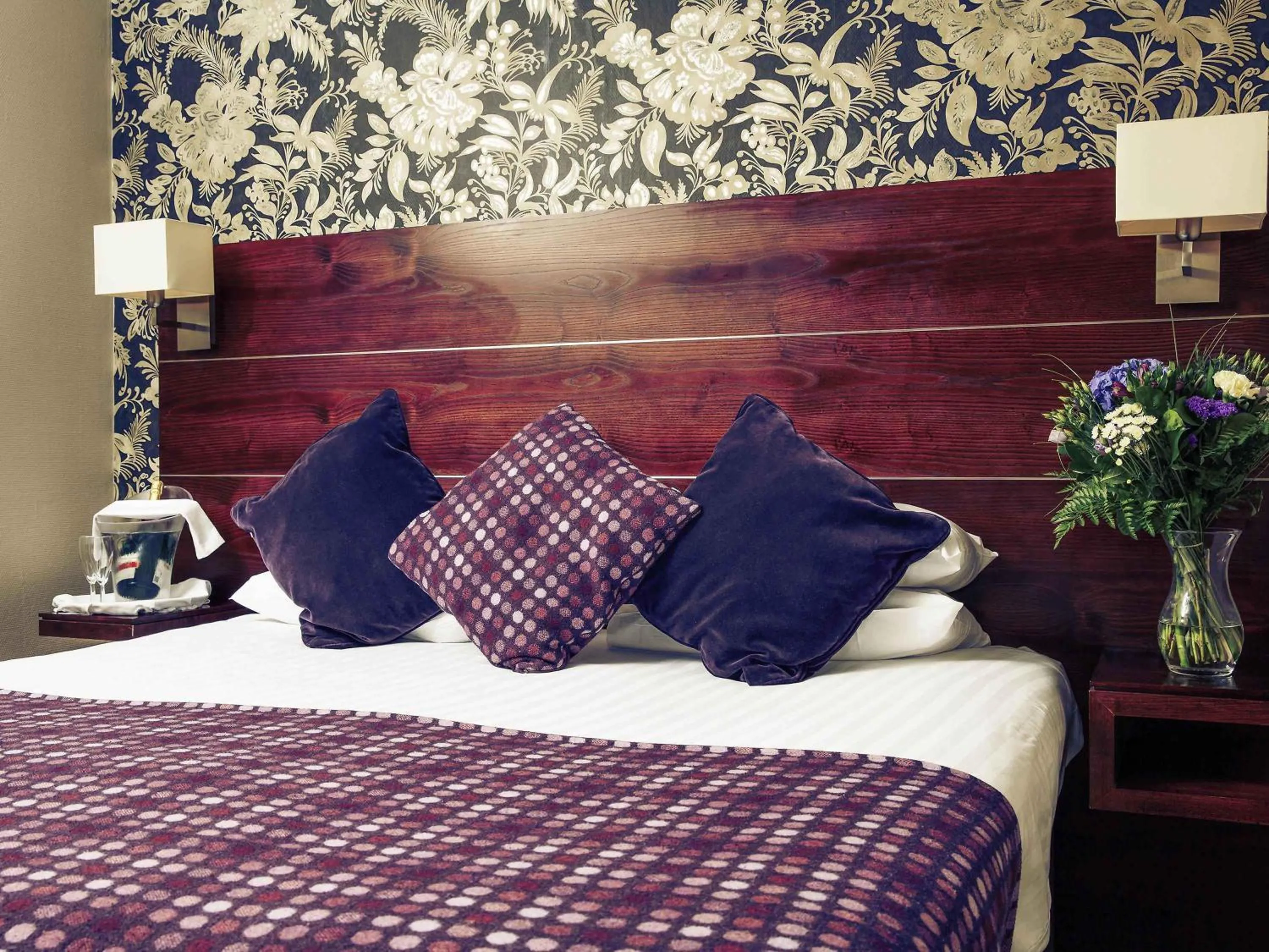 Bedroom, Bed in Mercure Perth Hotel