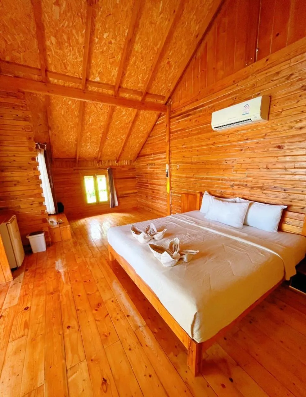 Bed in A-Na-Lay Resort Koh Kood