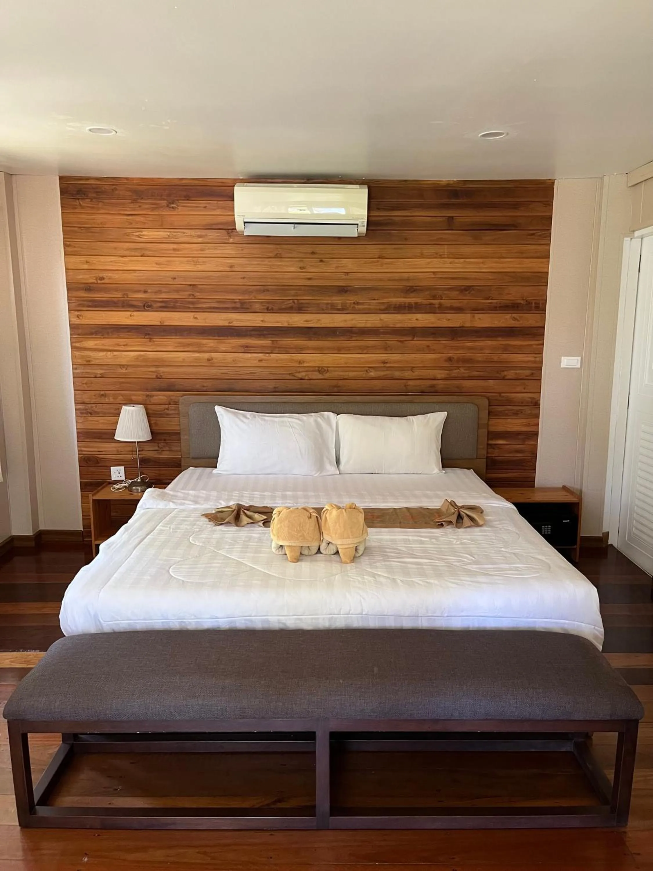 Bed in A-Na-Lay Resort Koh Kood