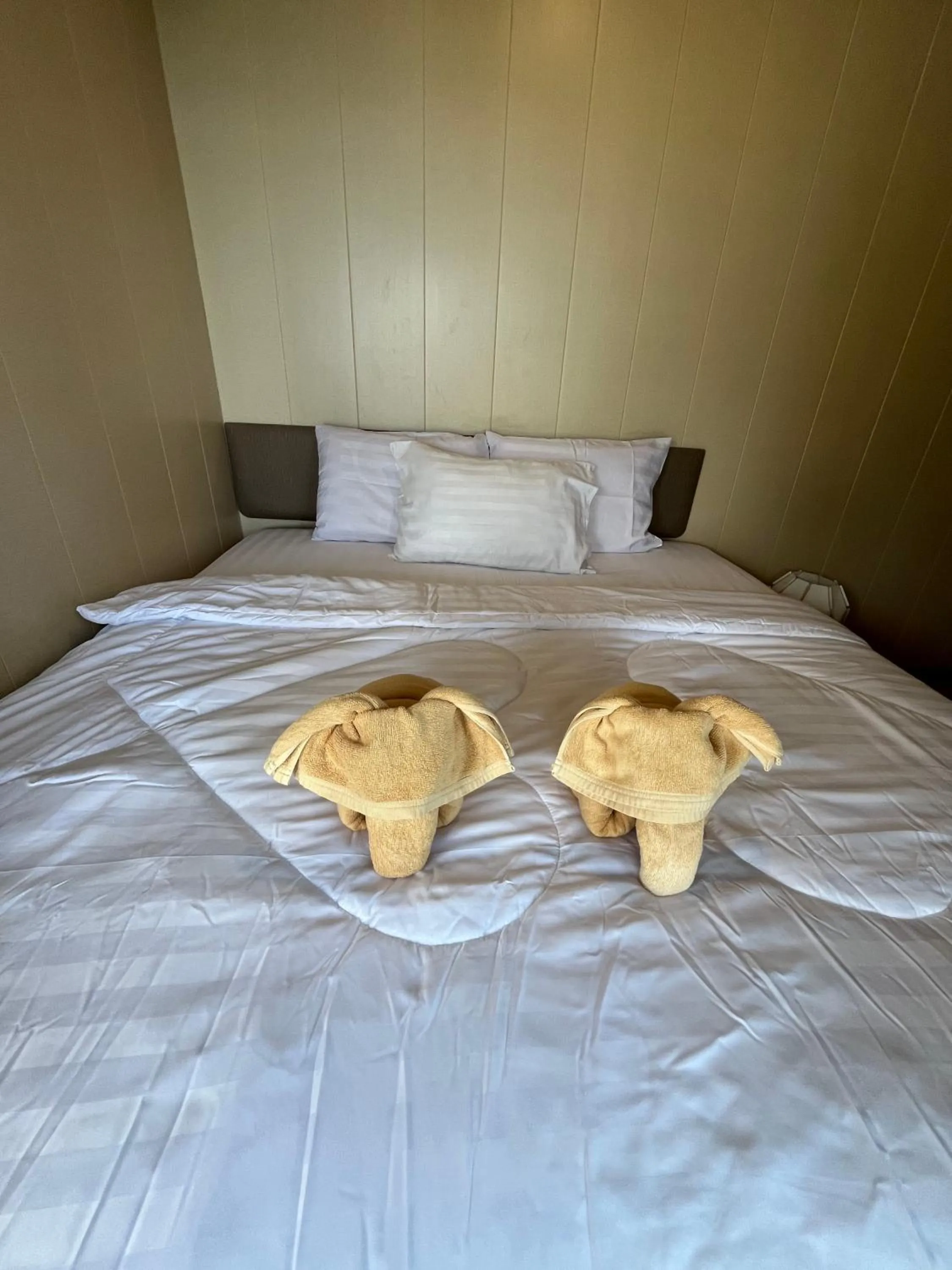 Bed in A-Na-Lay Resort Koh Kood