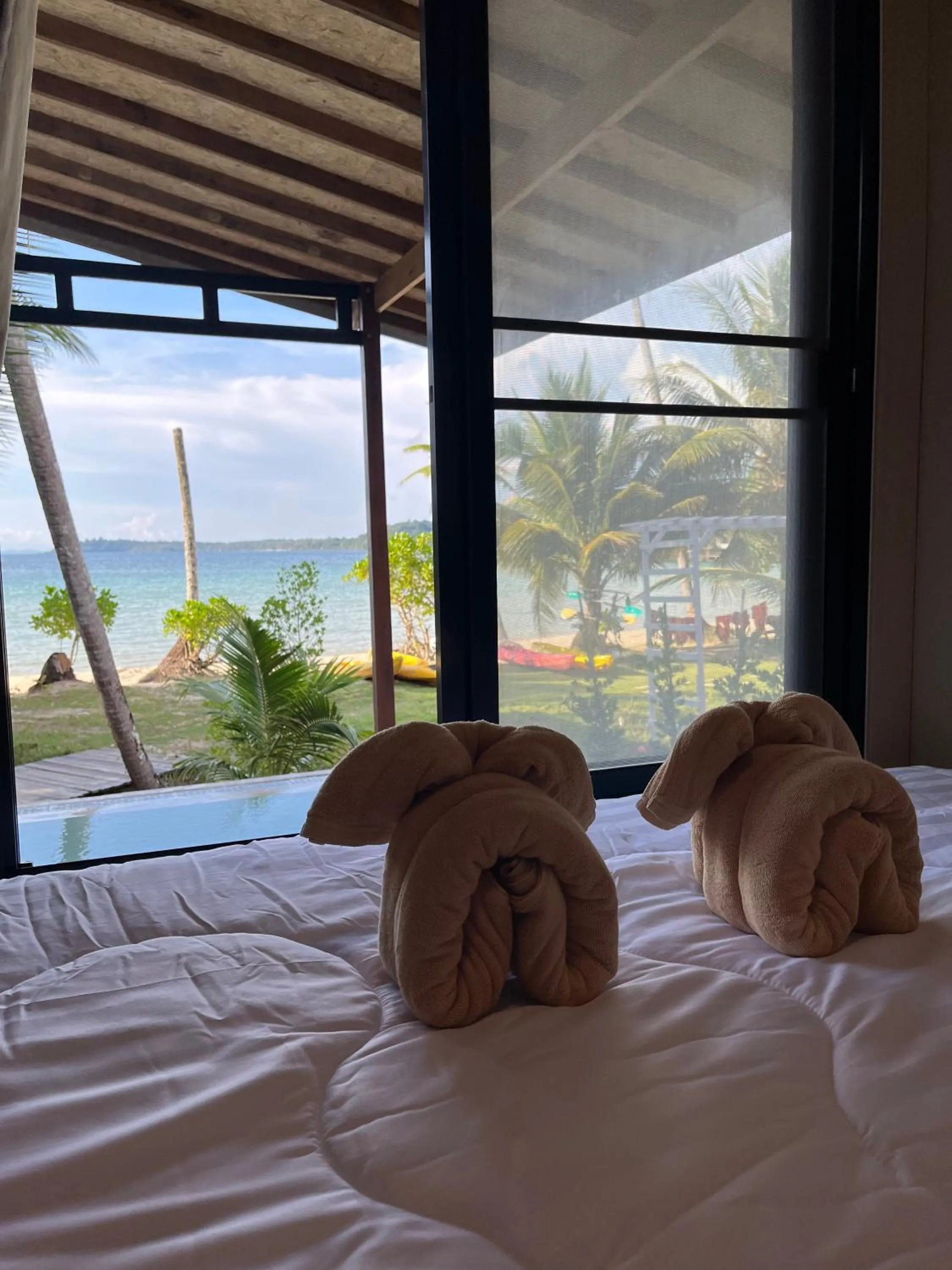 Bed in A-Na-Lay Resort Koh Kood