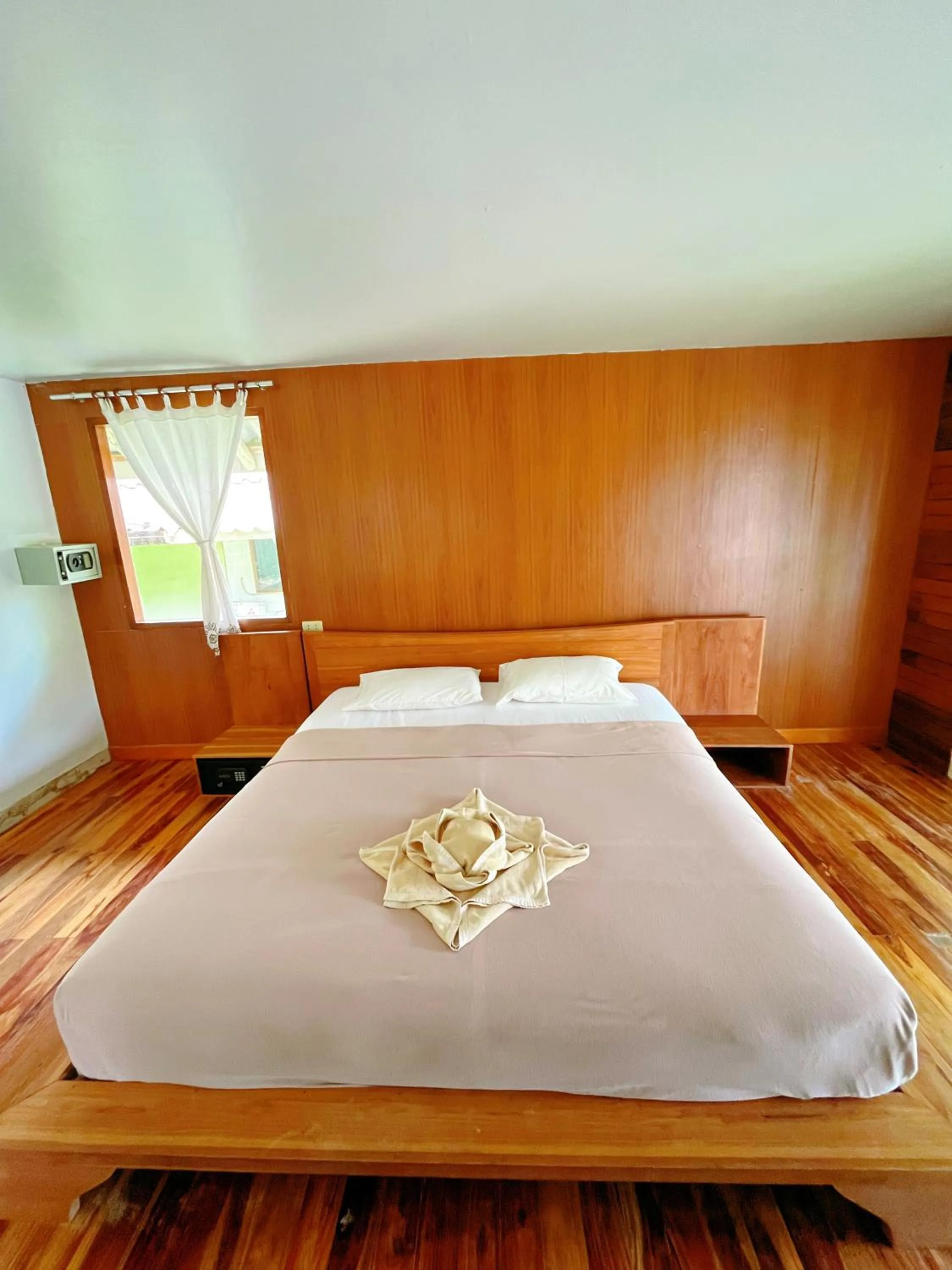 Bed in A-Na-Lay Resort Koh Kood