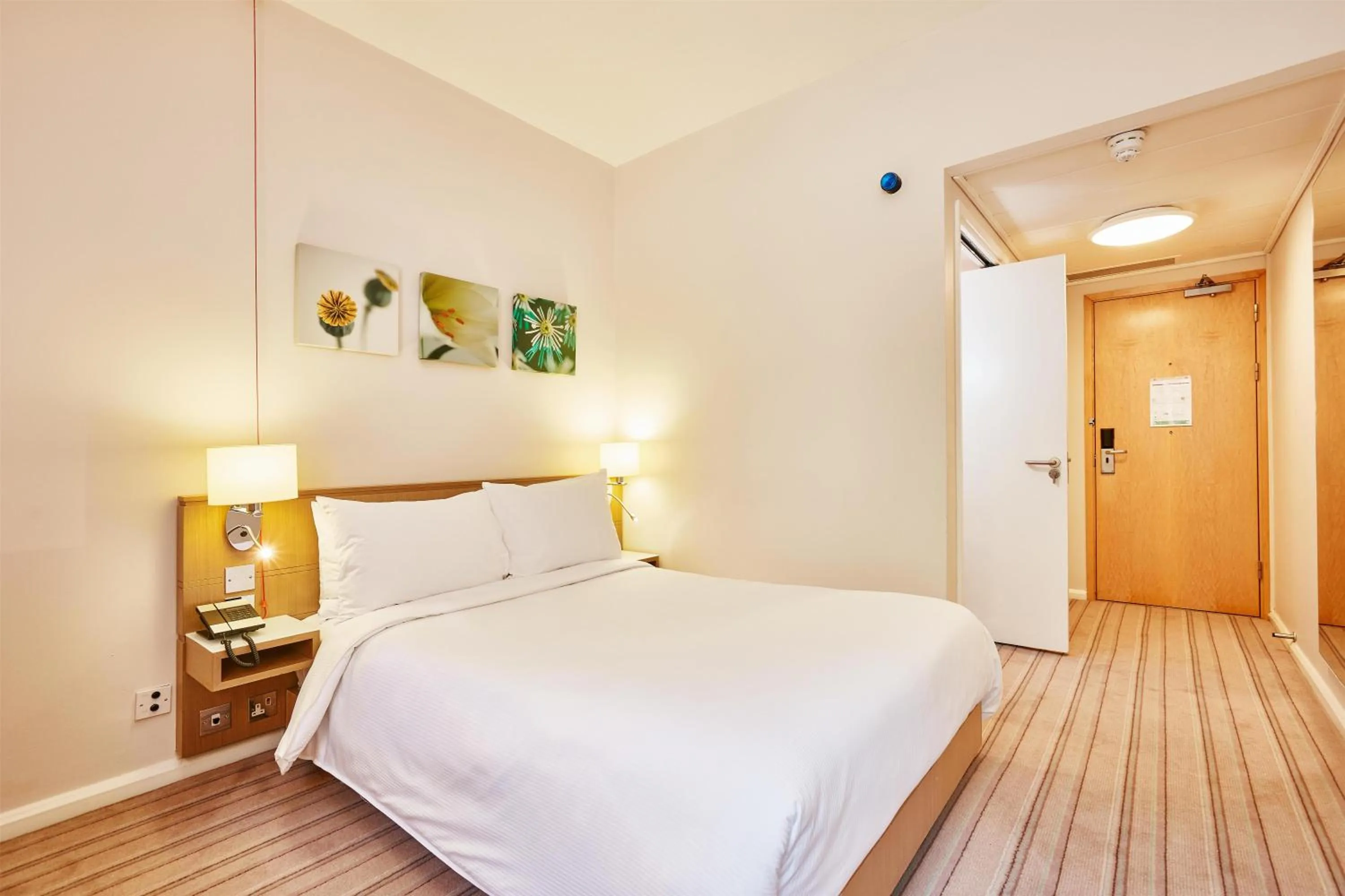 Photo of the whole room, Bed in Hilton Garden Inn Birmingham Brindley Place