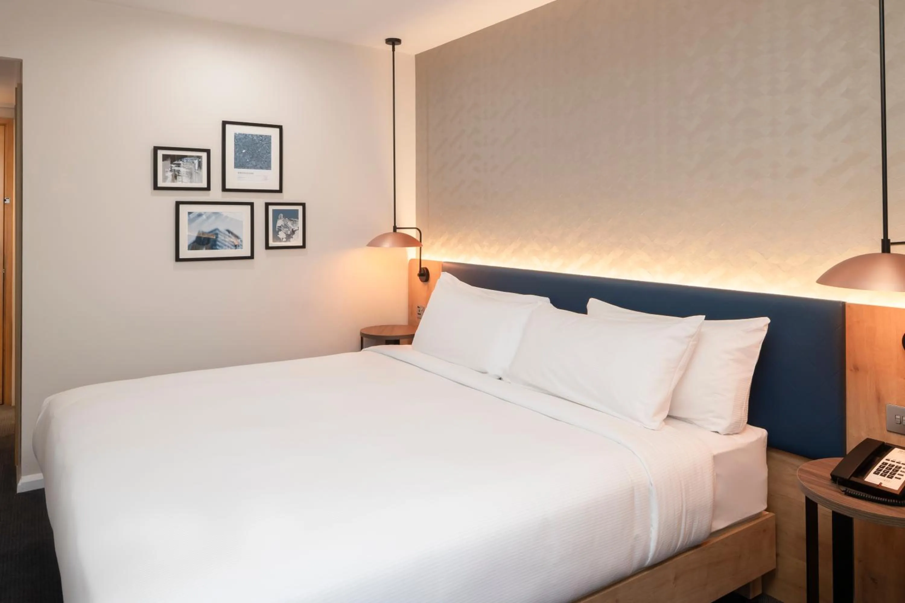 Bedroom, Bed in Hilton Garden Inn Birmingham Brindley Place