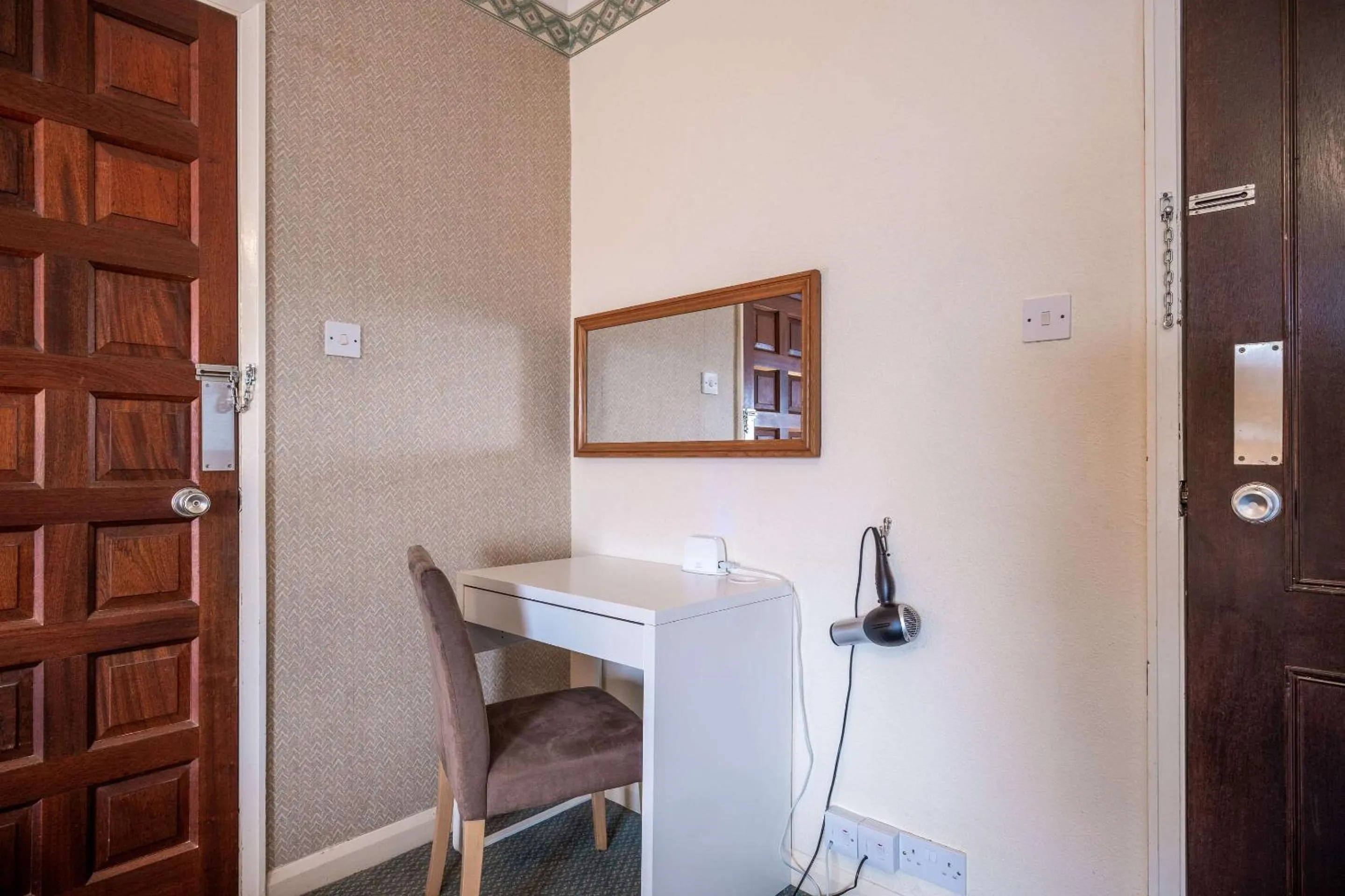 Photo of the whole room, Dining Area in Comfort Hotel Great Yarmouth