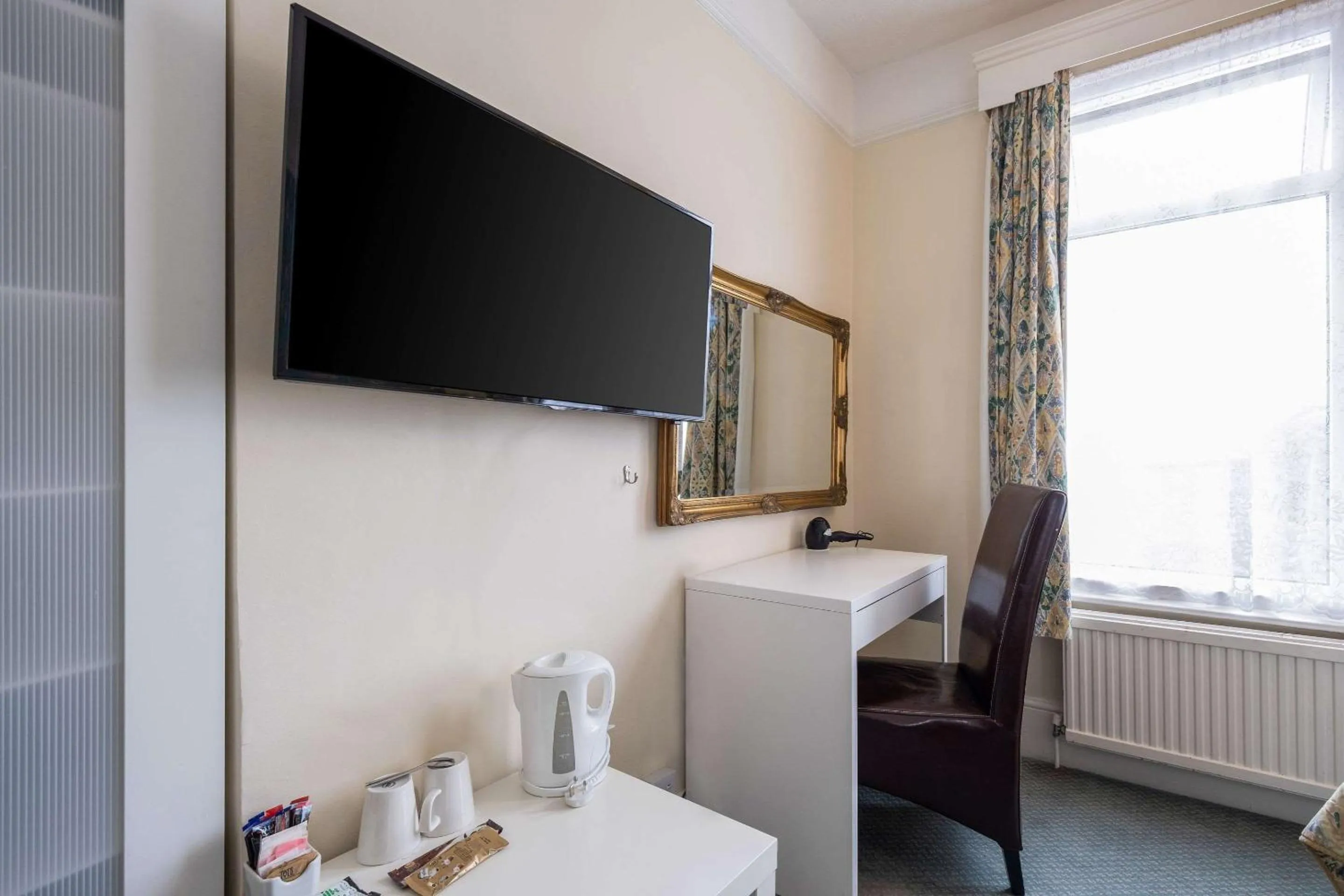 Photo of the whole room, TV/Entertainment Center in Comfort Hotel Great Yarmouth