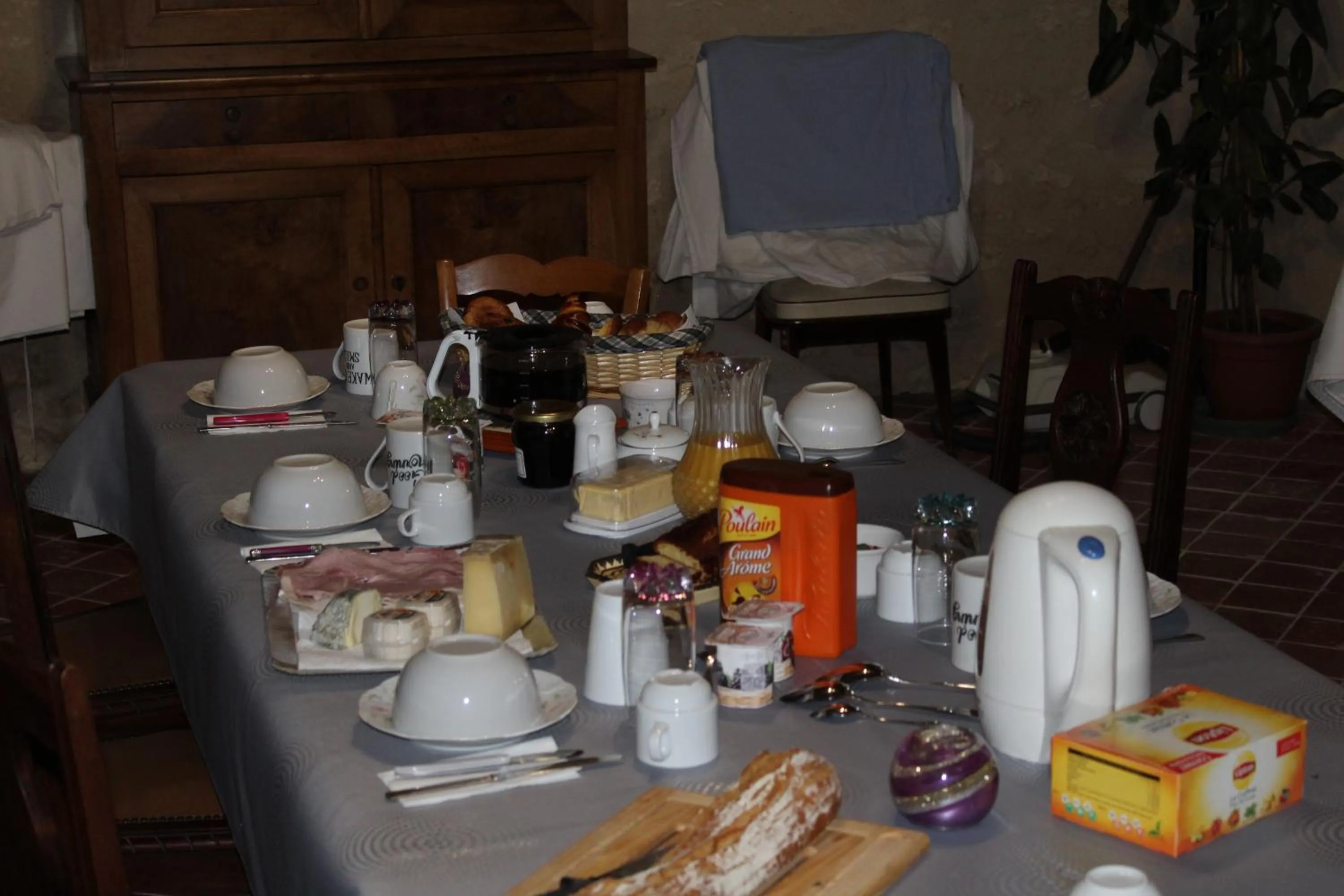 Continental breakfast in Domaine de la Touche Mosnay