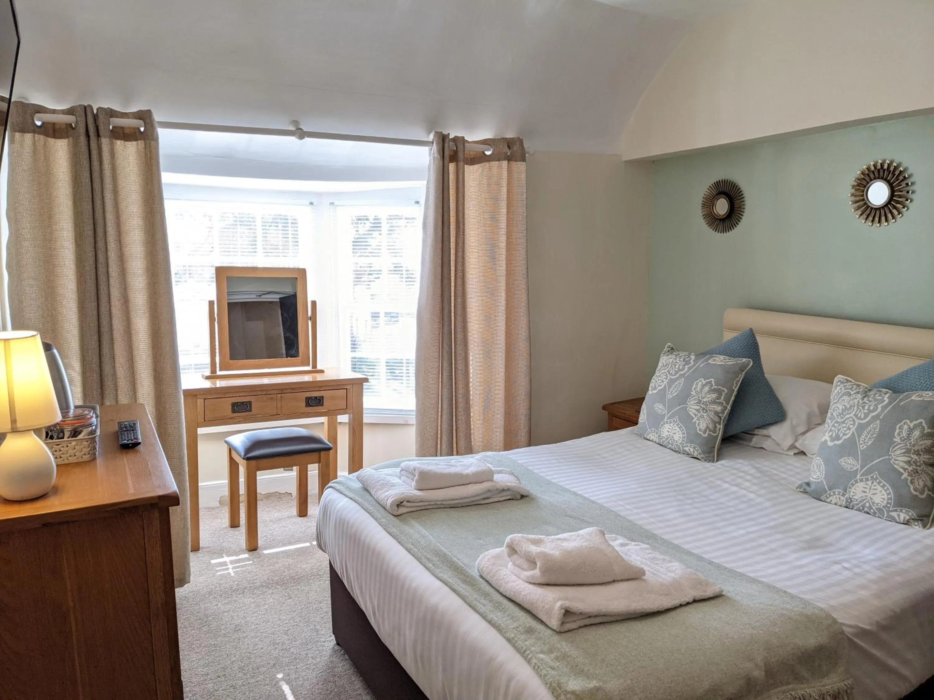 Bedroom, Bed in Sparkford Inn