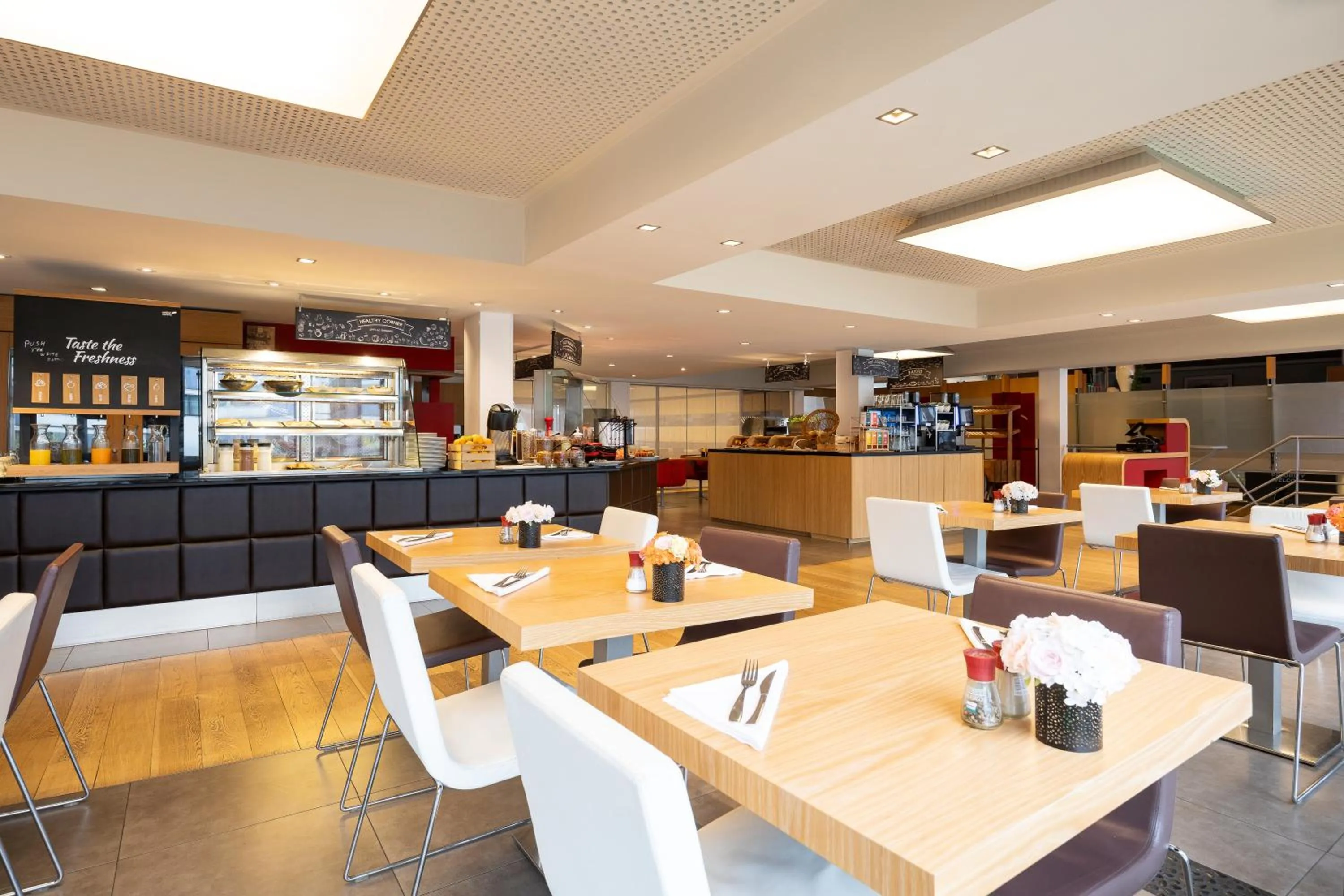 Restaurant/places to eat in Novotel Brussels Airport