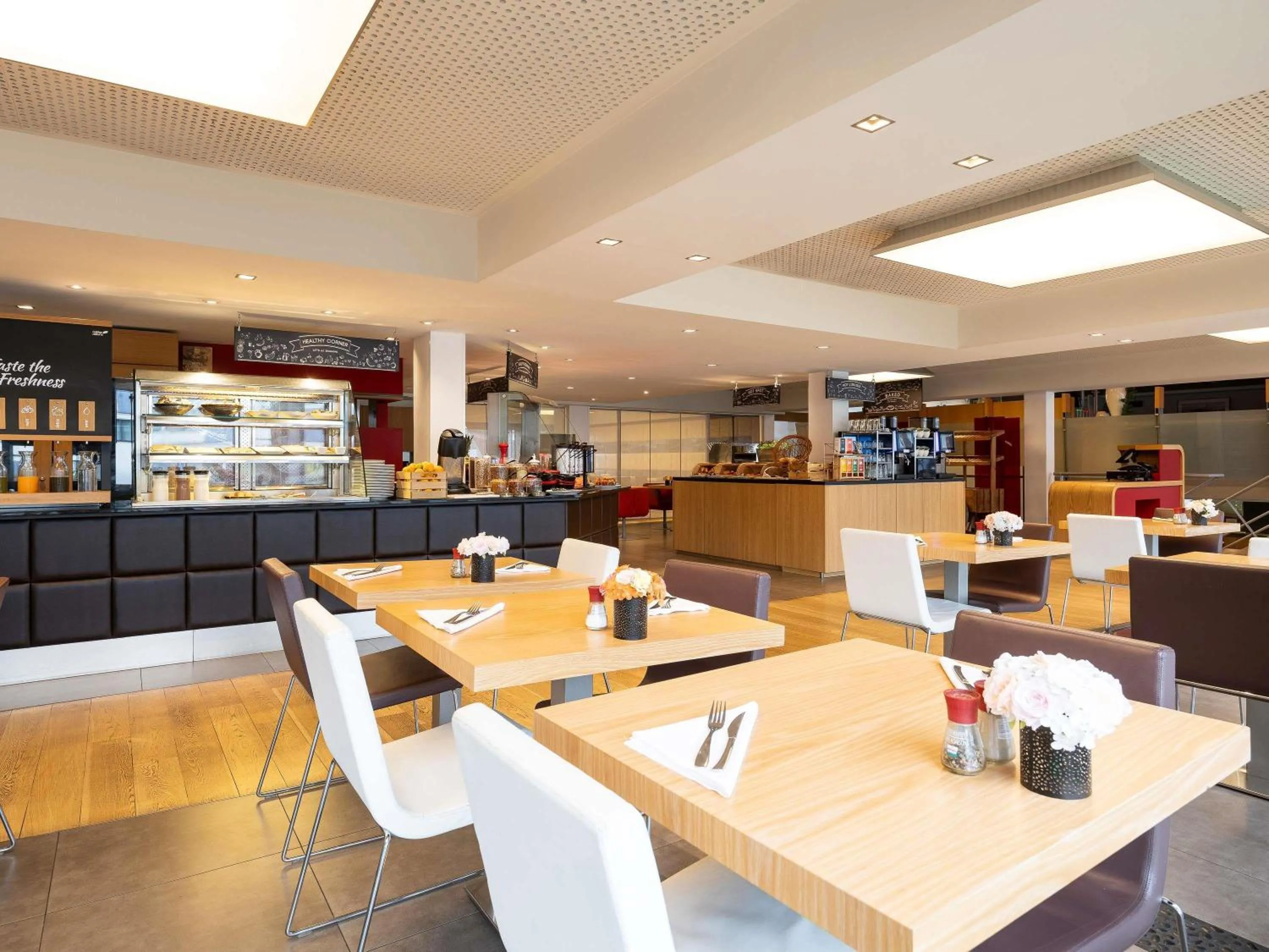 Restaurant/places to eat in Novotel Brussels Airport