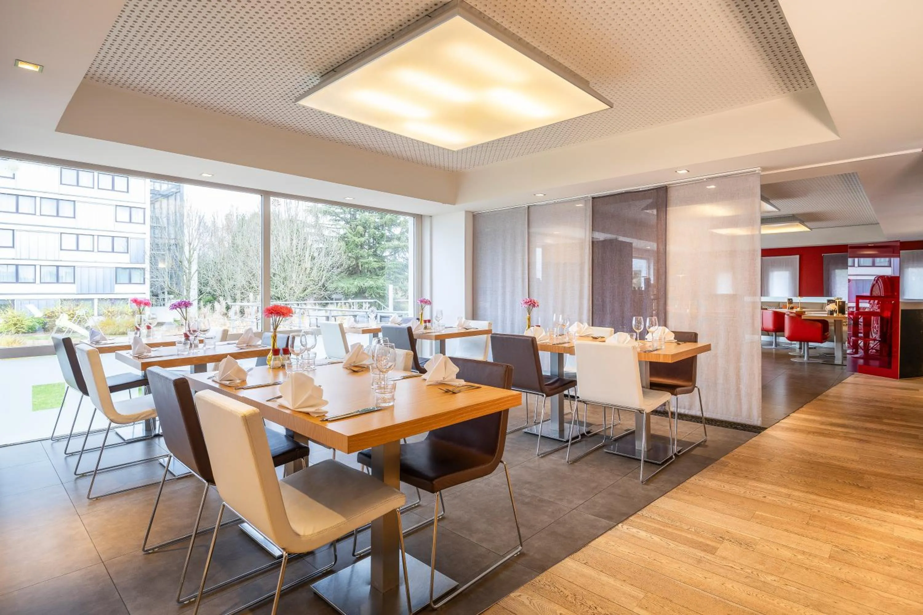 Restaurant/places to eat in Novotel Brussels Airport