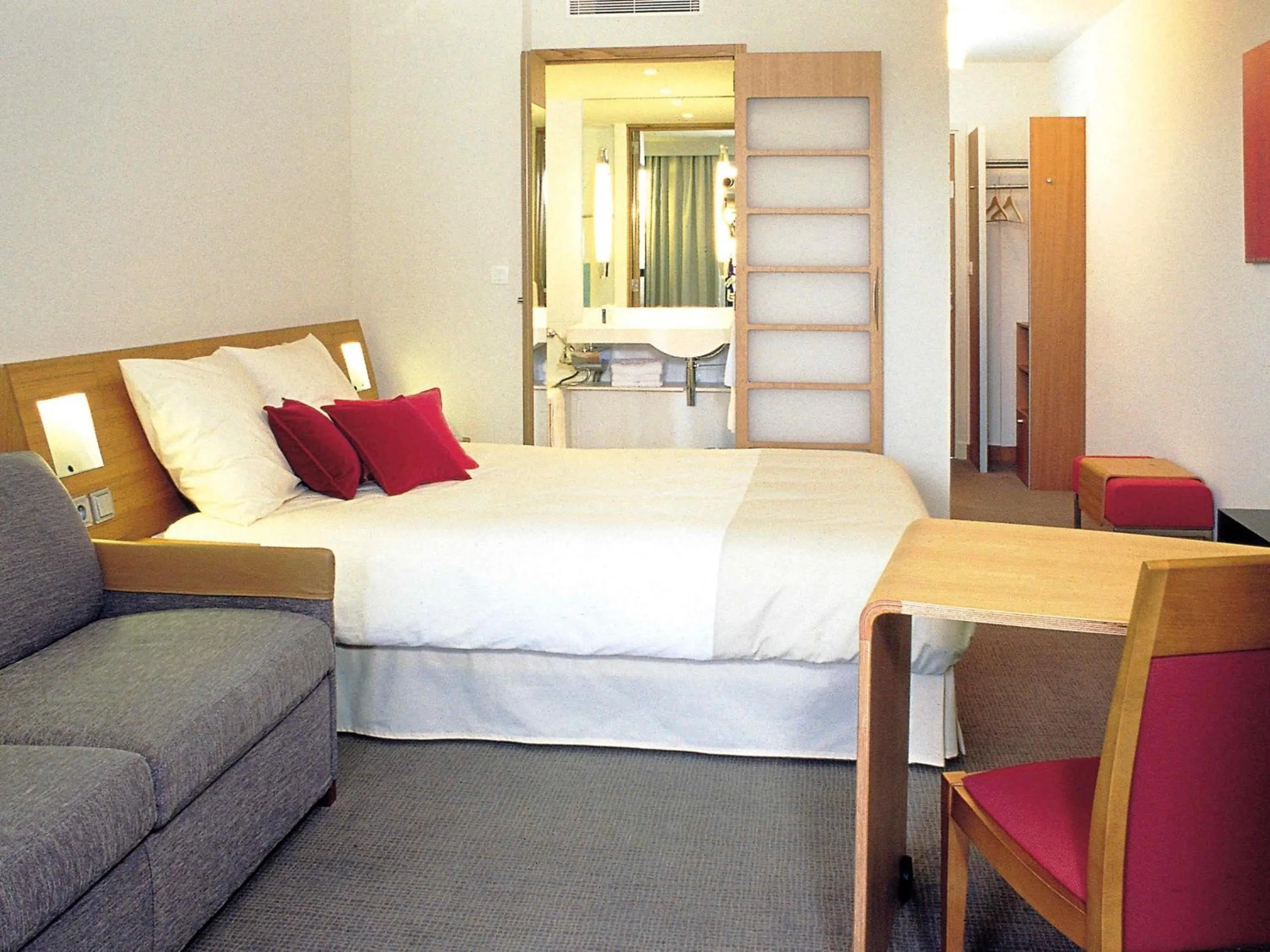 Bedroom, Bed in Novotel Brussels Airport