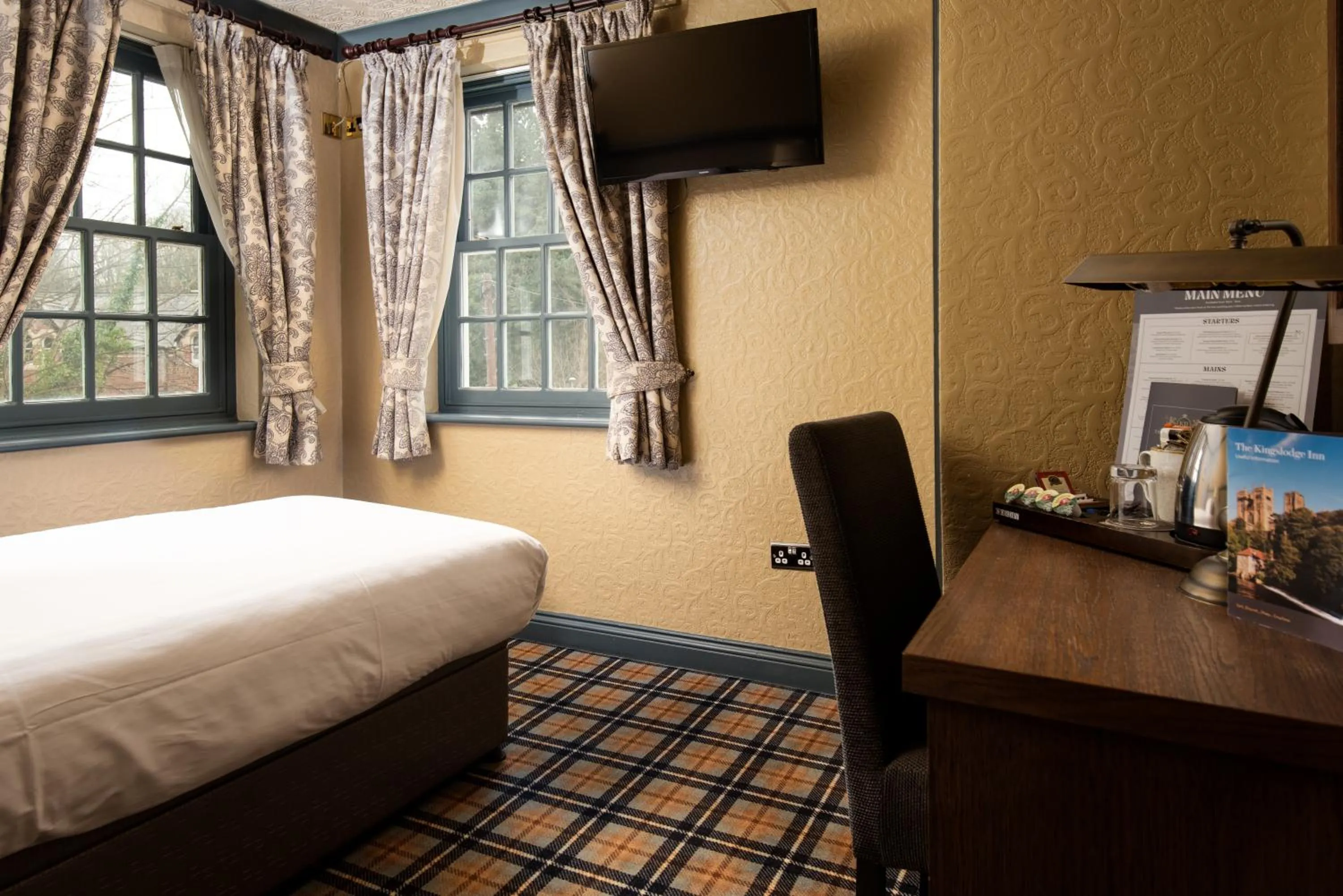 Bedroom, Bed in The Kingslodge Inn - The Inn Collection Group