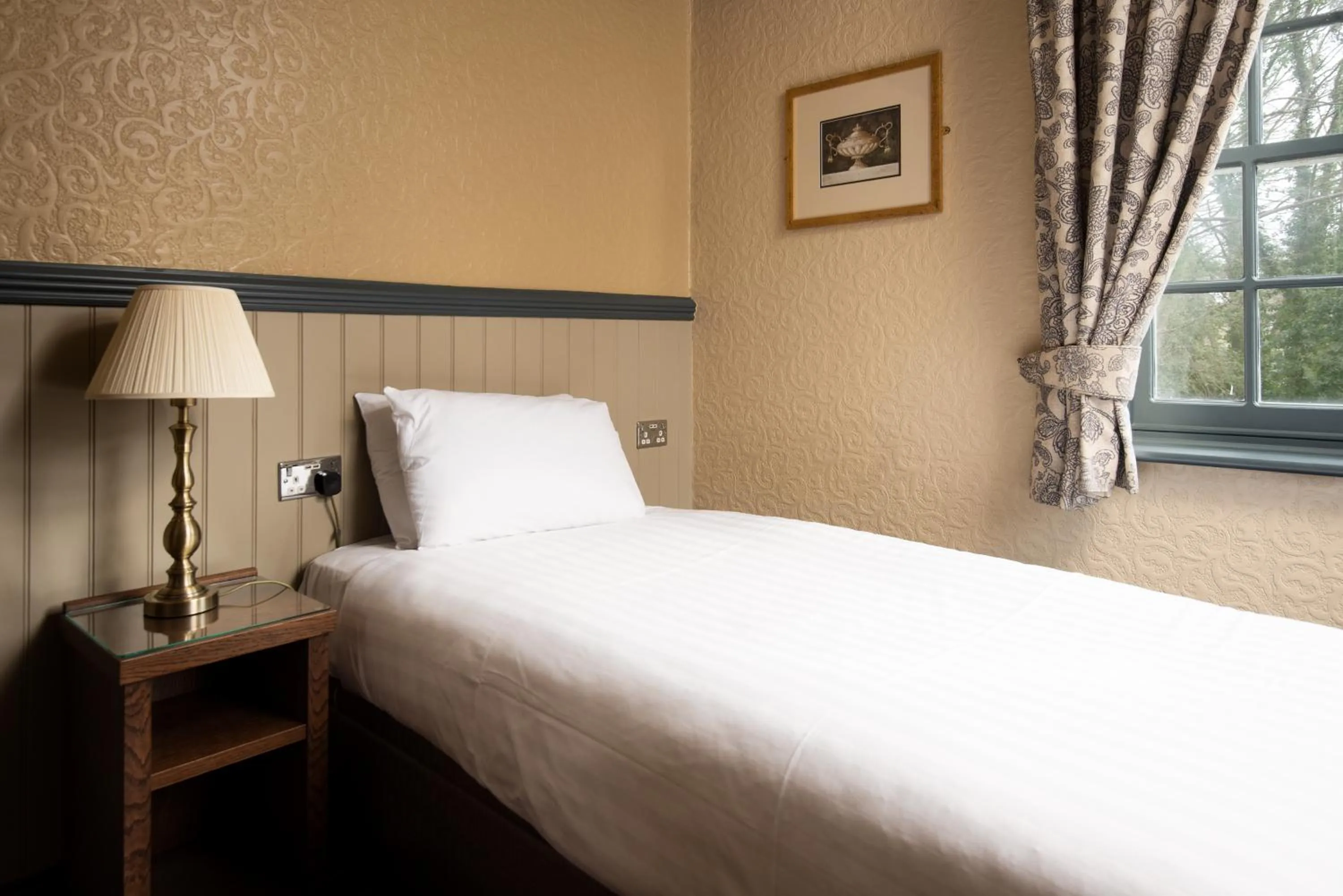 Bed in The Kingslodge Inn - The Inn Collection Group