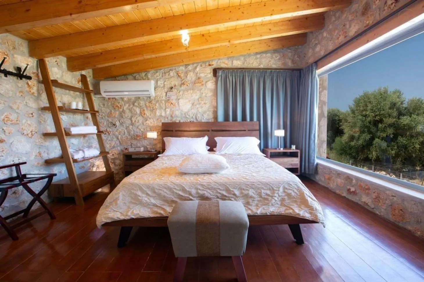 Bathroom, Bed in Villa Del Mar