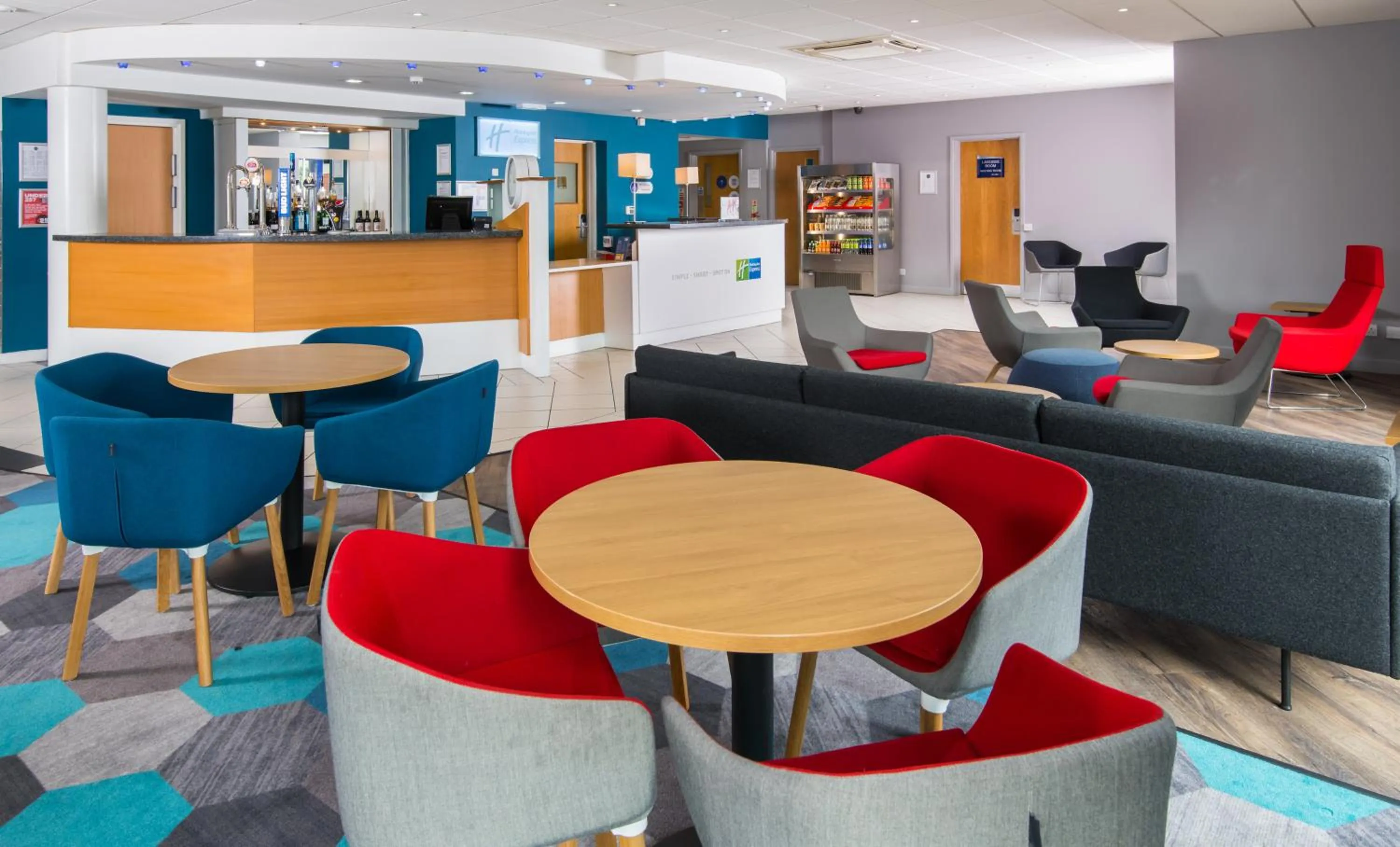 Lounge or bar in Holiday Inn Express Manchester East by IHG