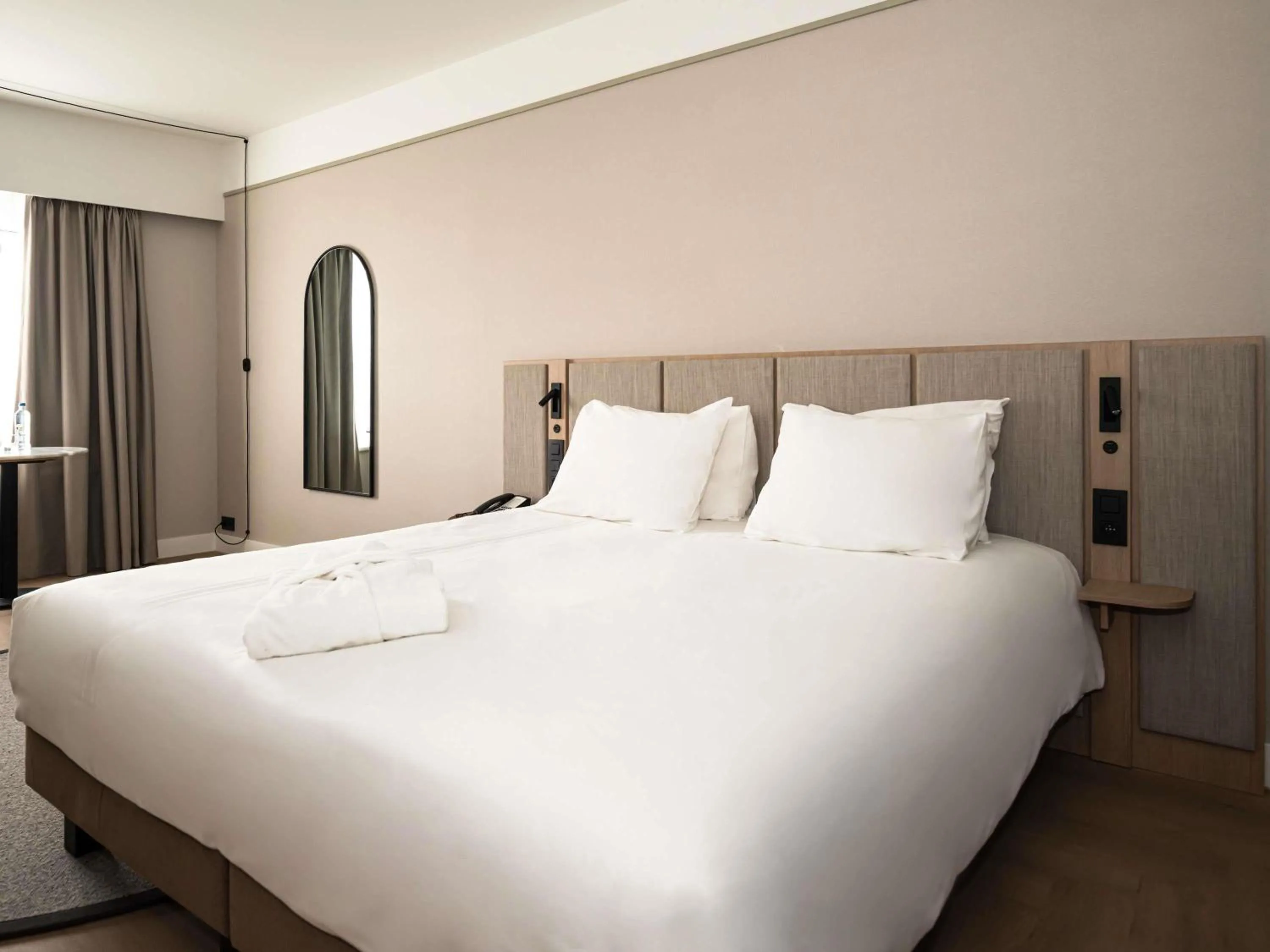 Bedroom, Bed in Mercure Liege City Centre