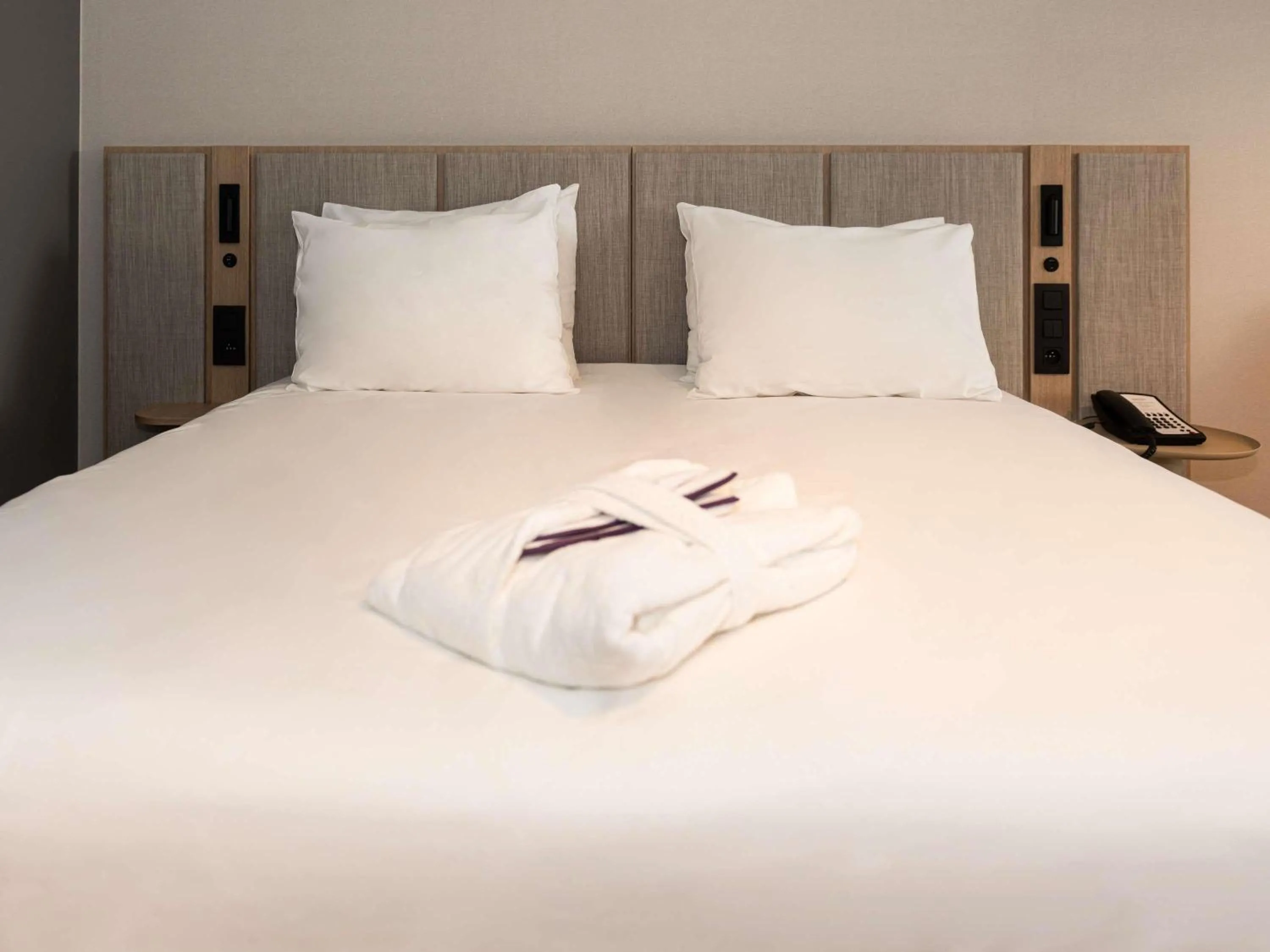 Property building, Bed in Mercure Liege City Centre