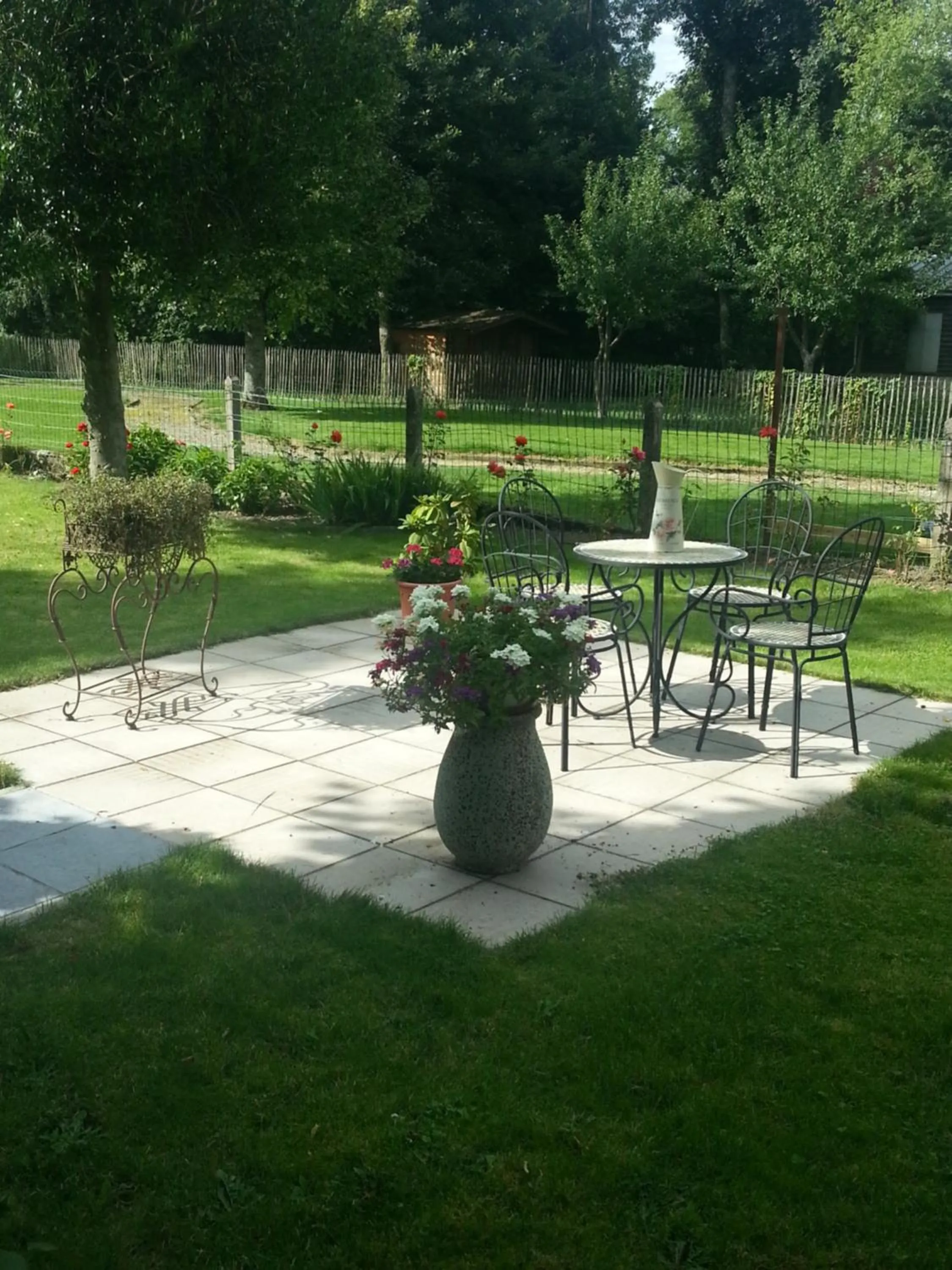 Patio in B&B Au Jardin Fleuri