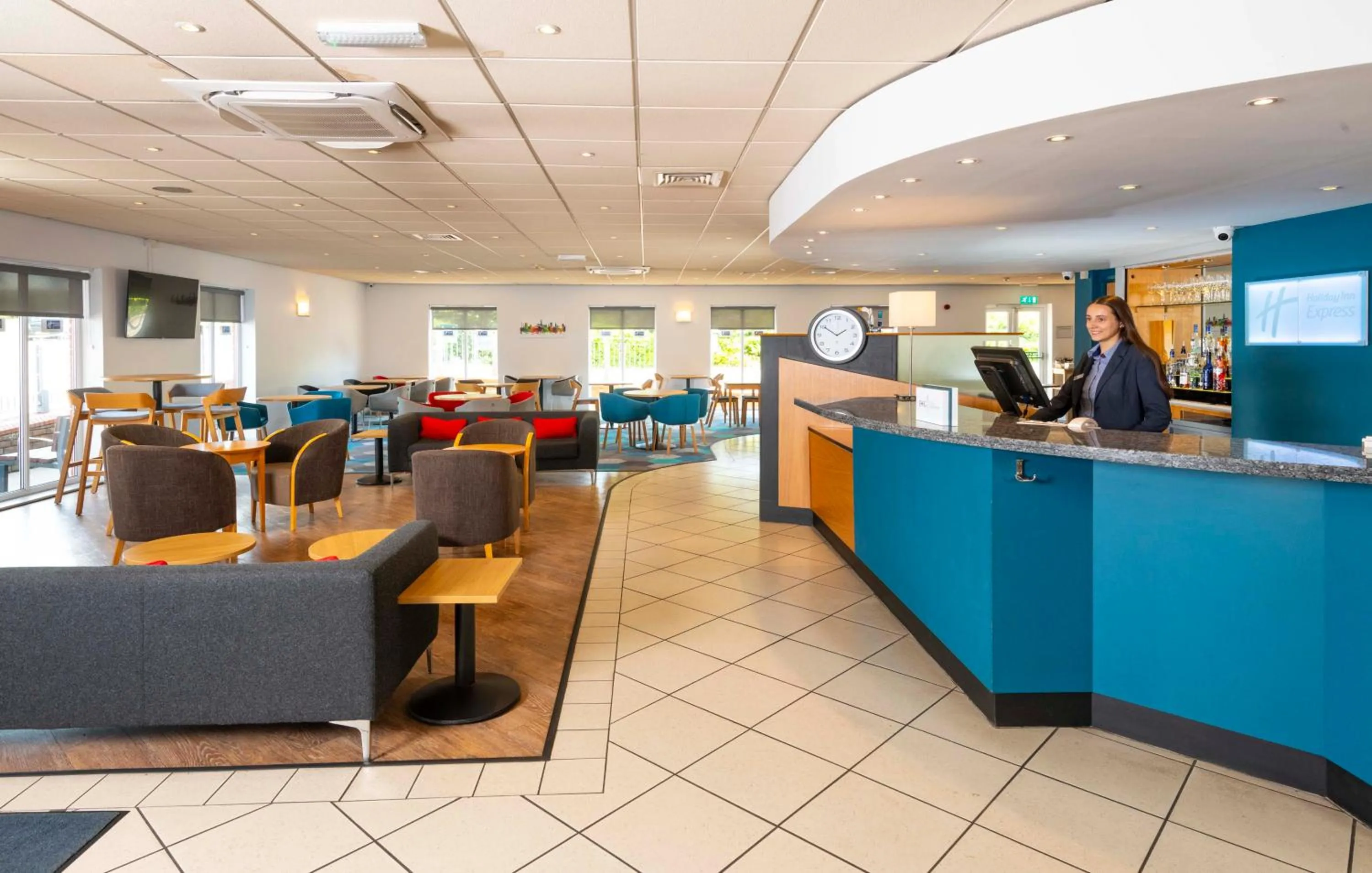 Lobby or reception in Holiday Inn Express Gloucester - South by IHG