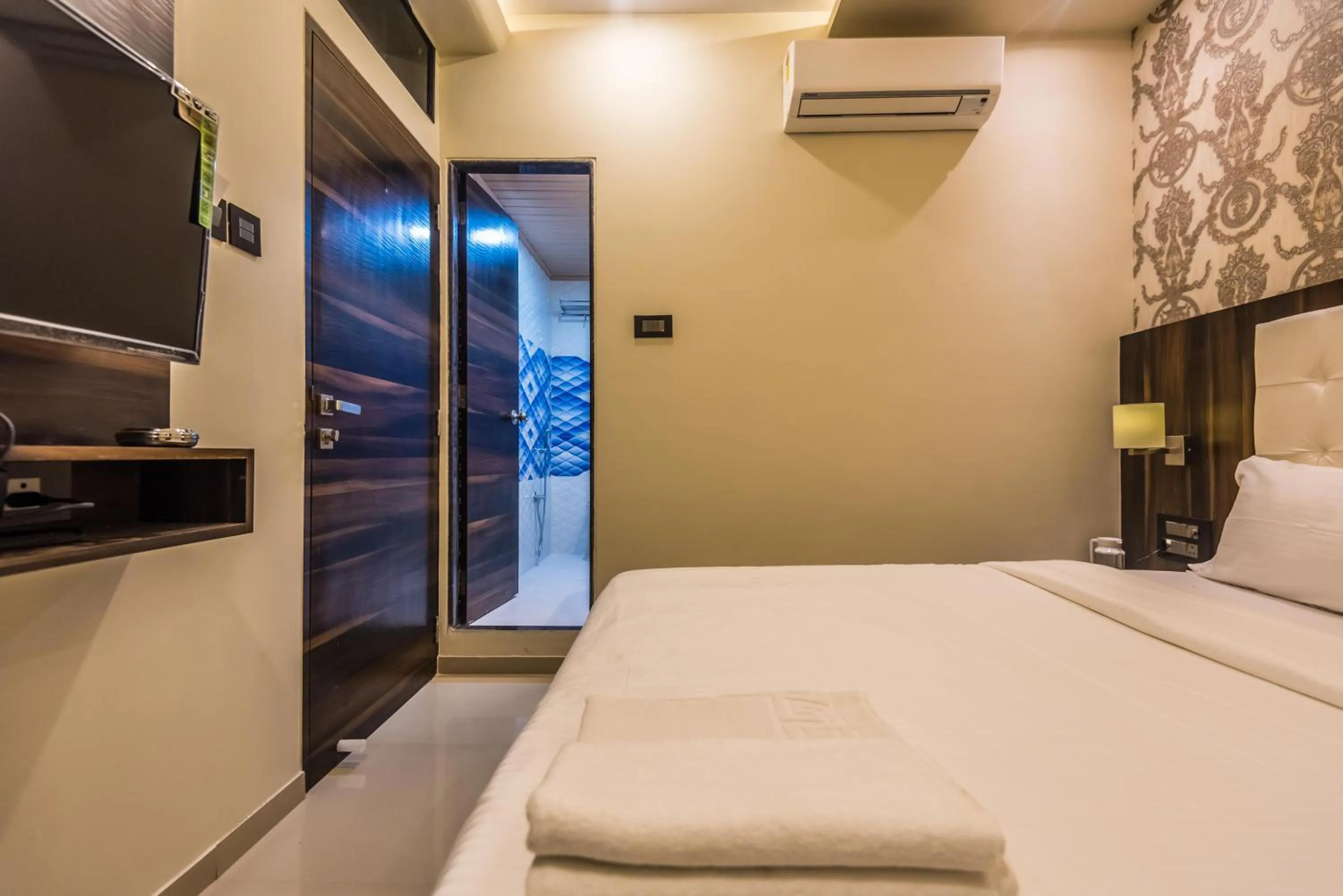 Bed in Hotel atlas grand andheri midc