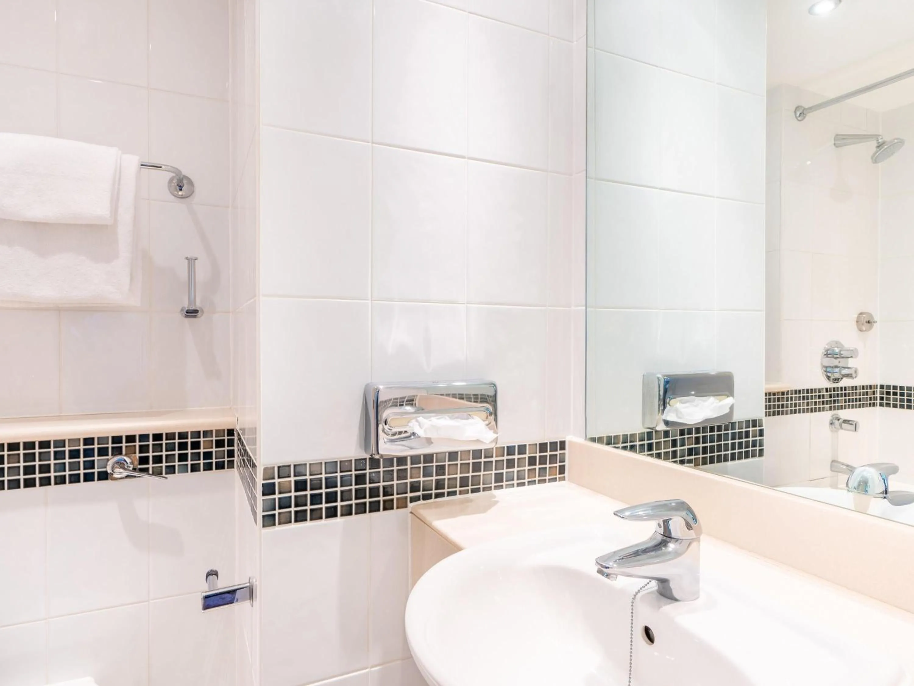 Bedroom in Mercure Maidstone Great Danes Hotel