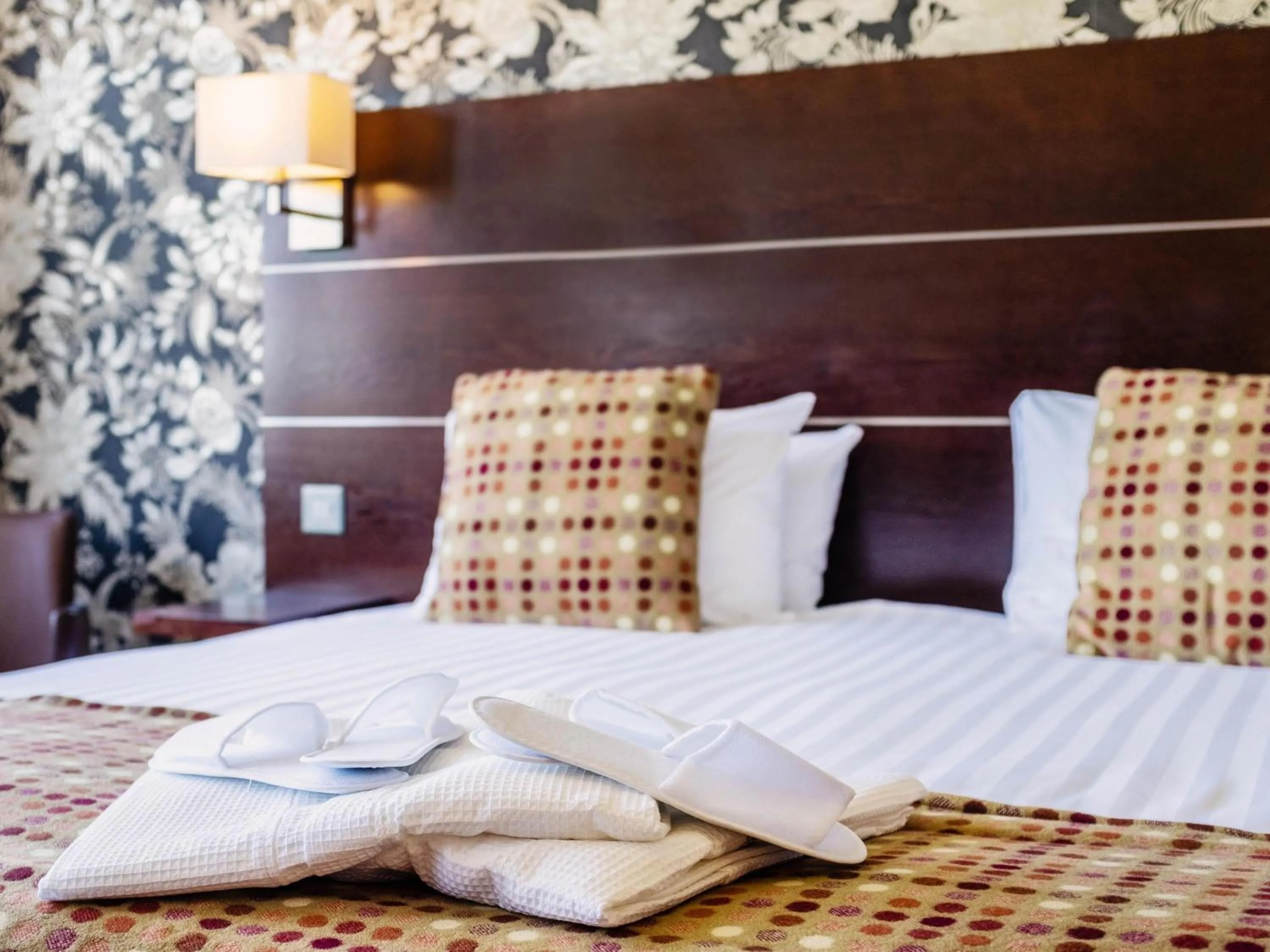 Bedroom, Bed in Mercure Maidstone Great Danes Hotel