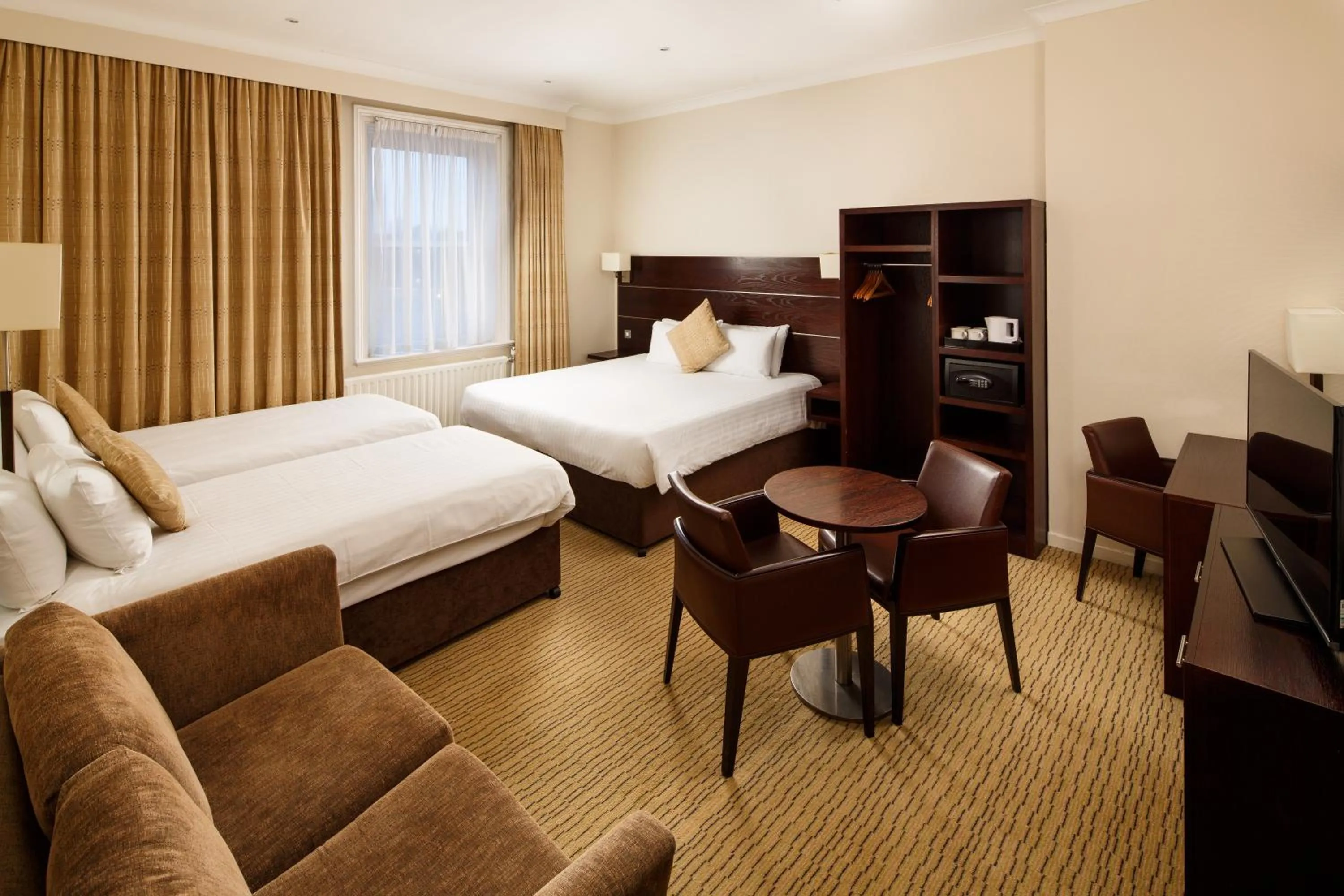 Photo of the whole room, Bed in Mercure Maidstone Great Danes Hotel