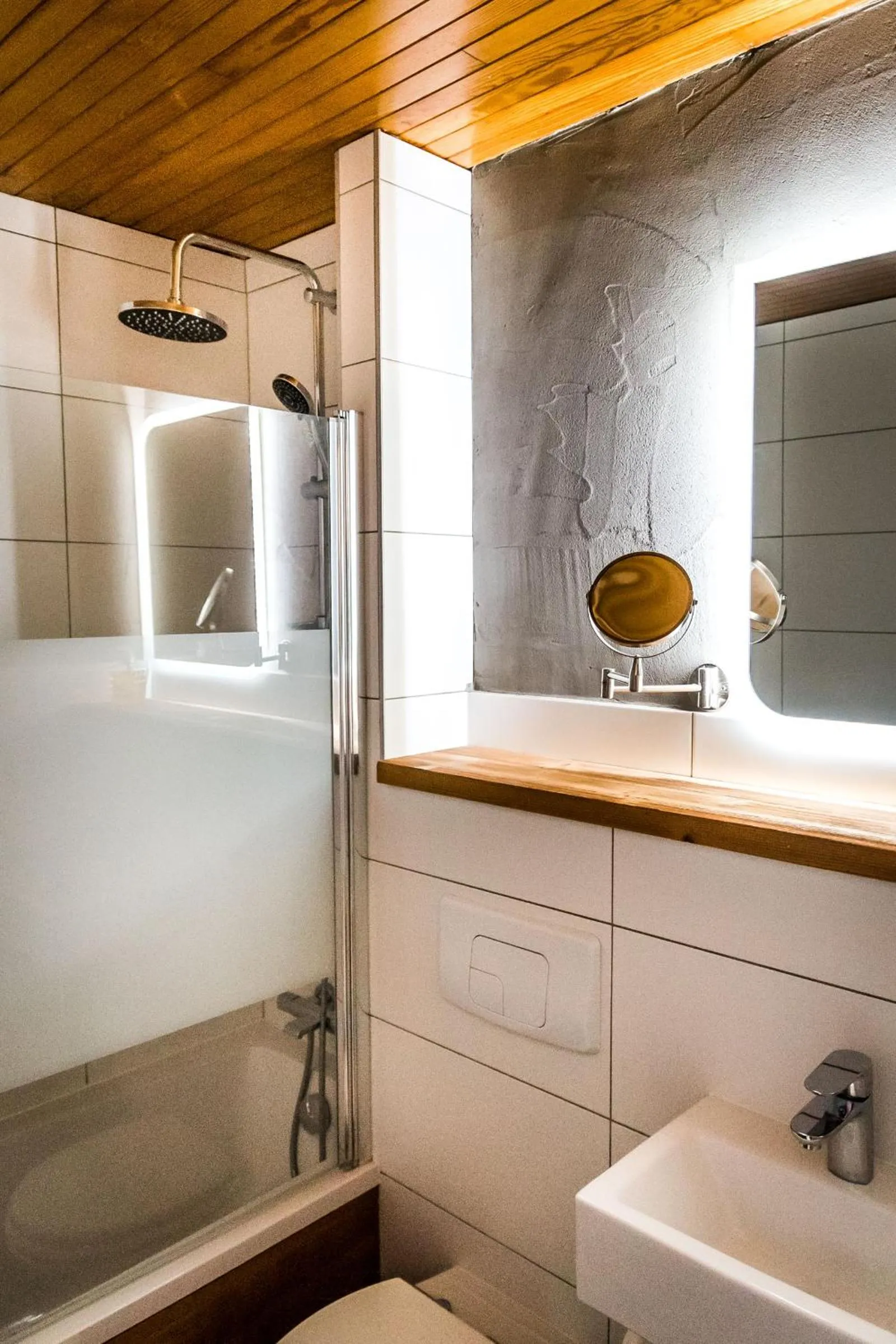 Shower in Nant Morzine