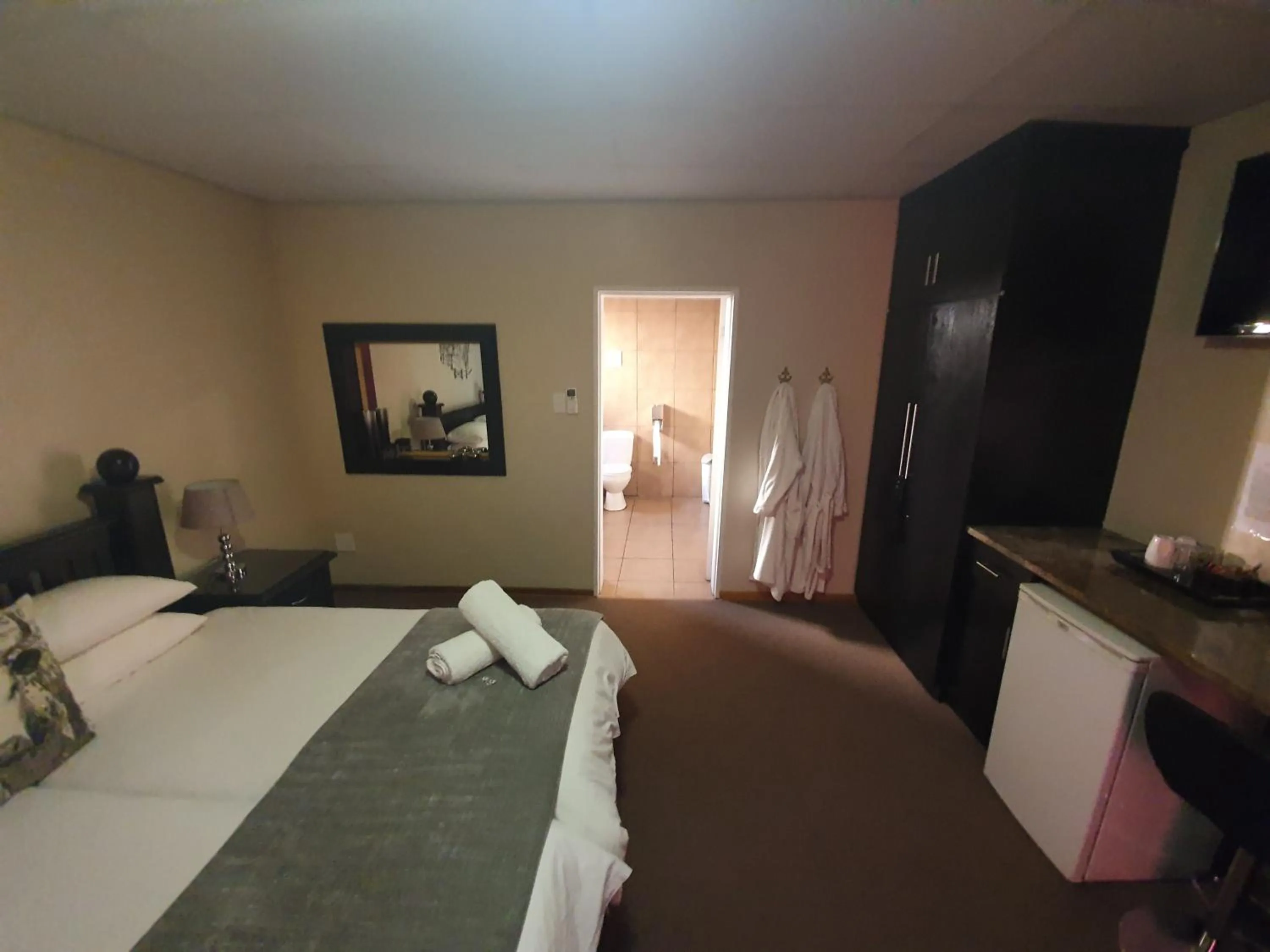 Bedroom, Bed in Leach Lodge