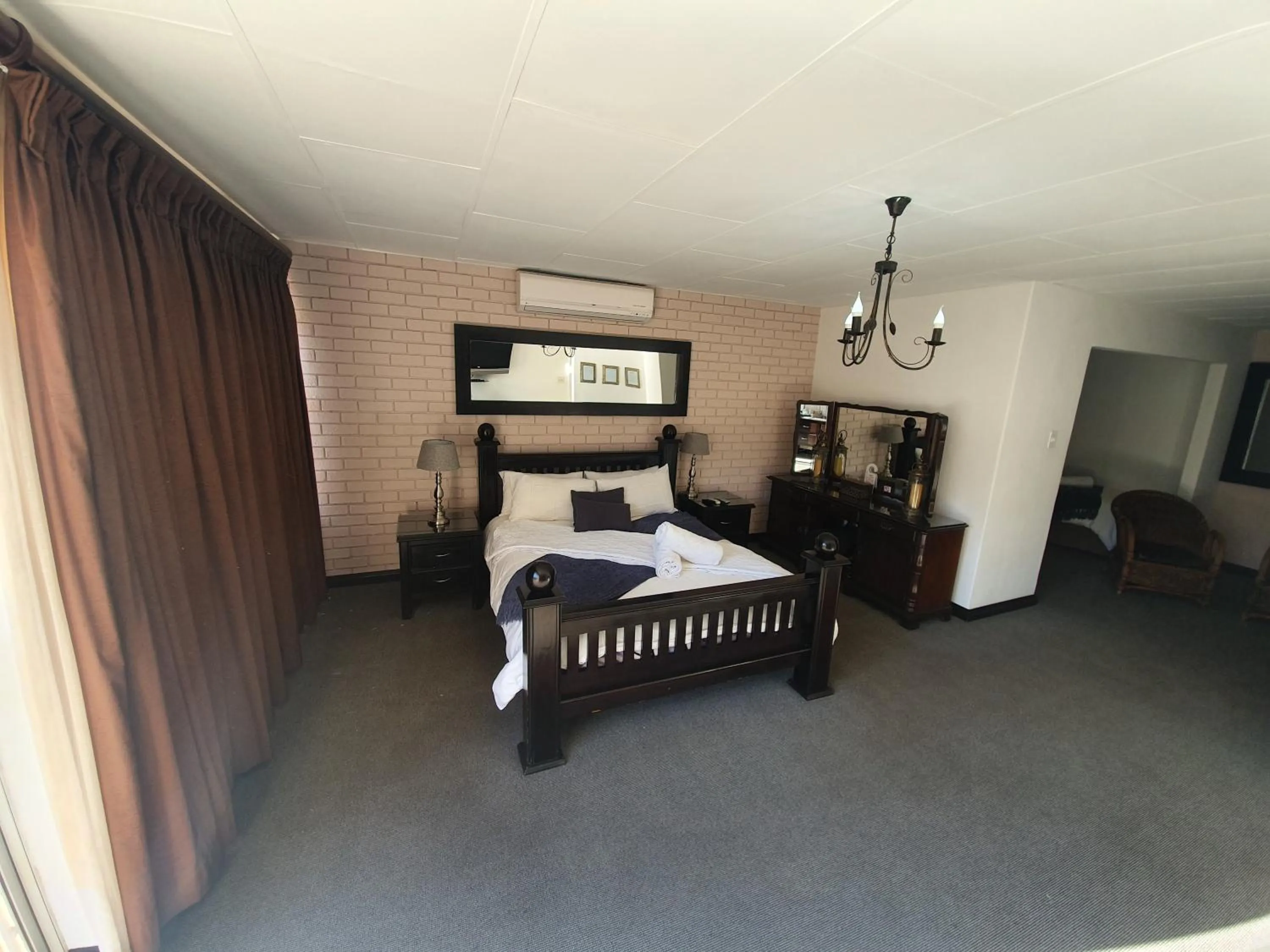 Bedroom, Bed in Leach Lodge