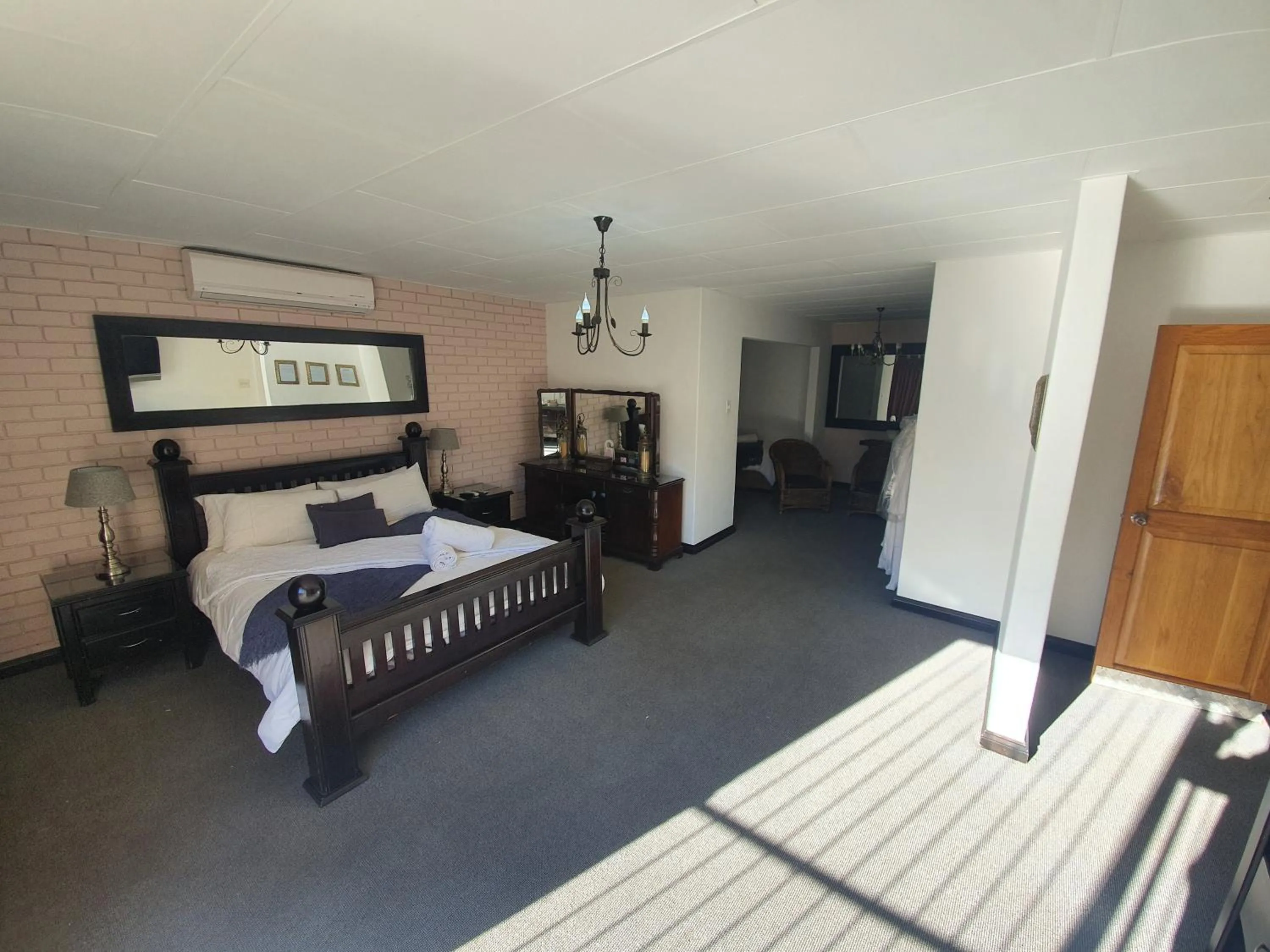 Bedroom, Bed in Leach Lodge