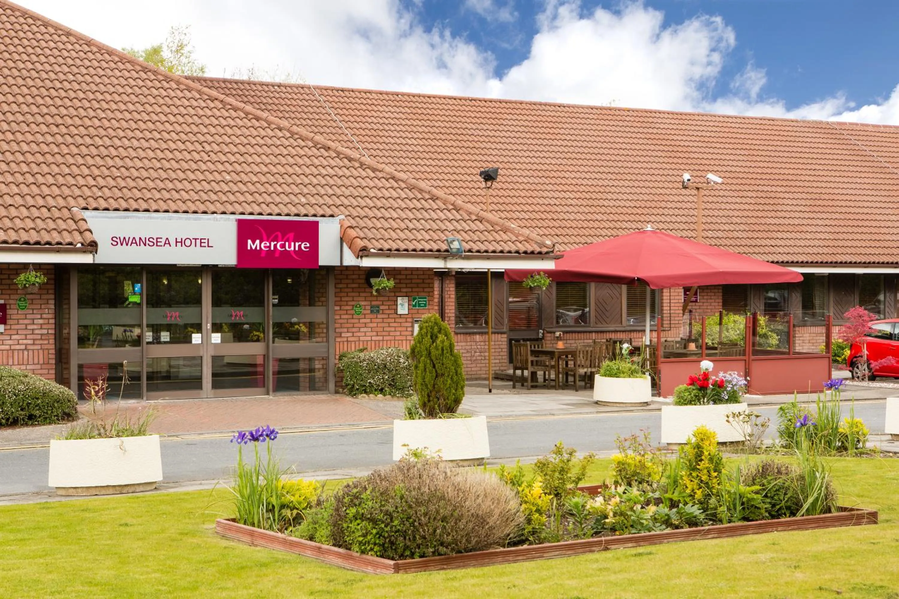 Facade/entrance in Mercure Swansea Hotel