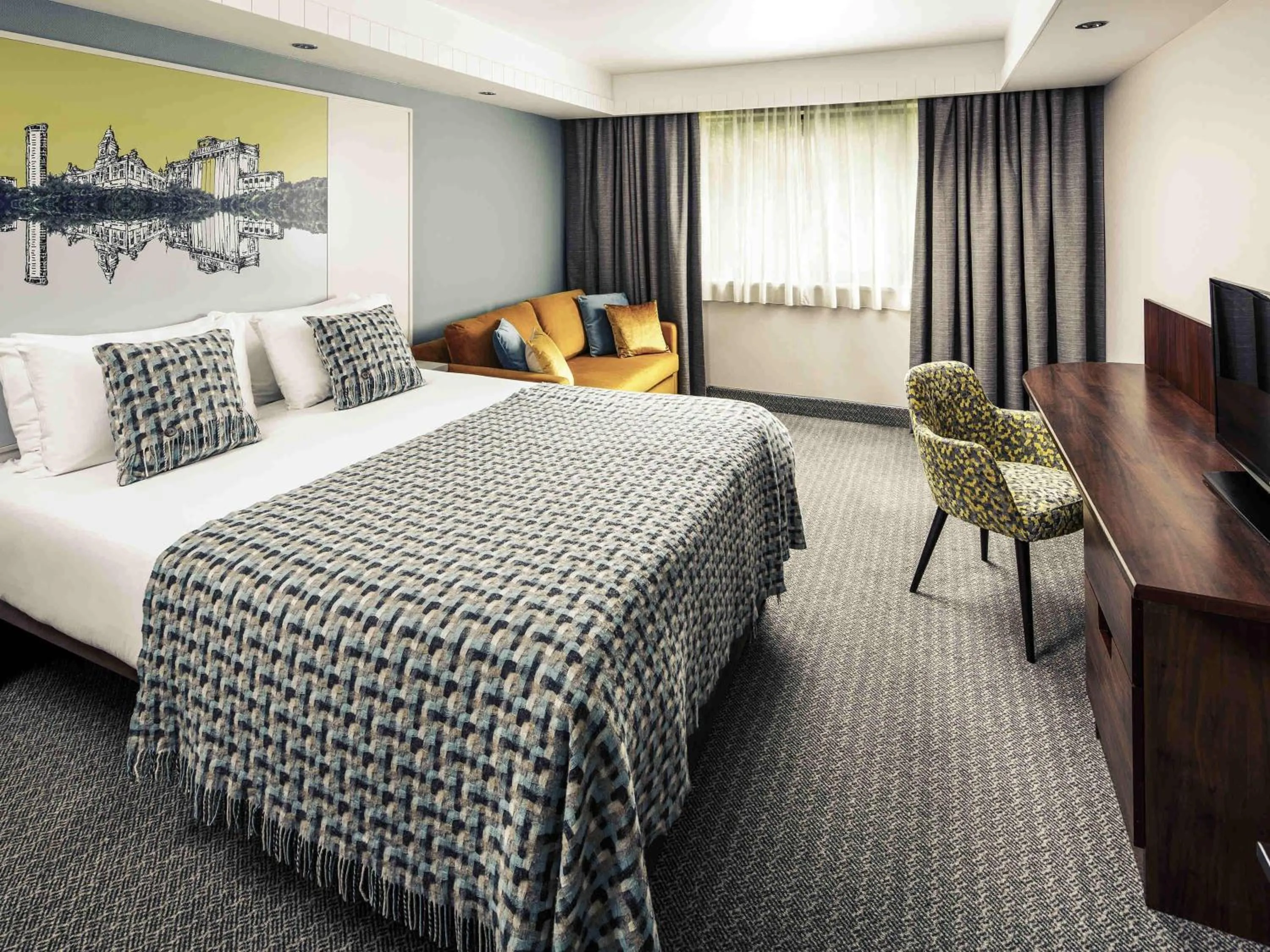 Bedroom, Bed in Mercure Swansea Hotel