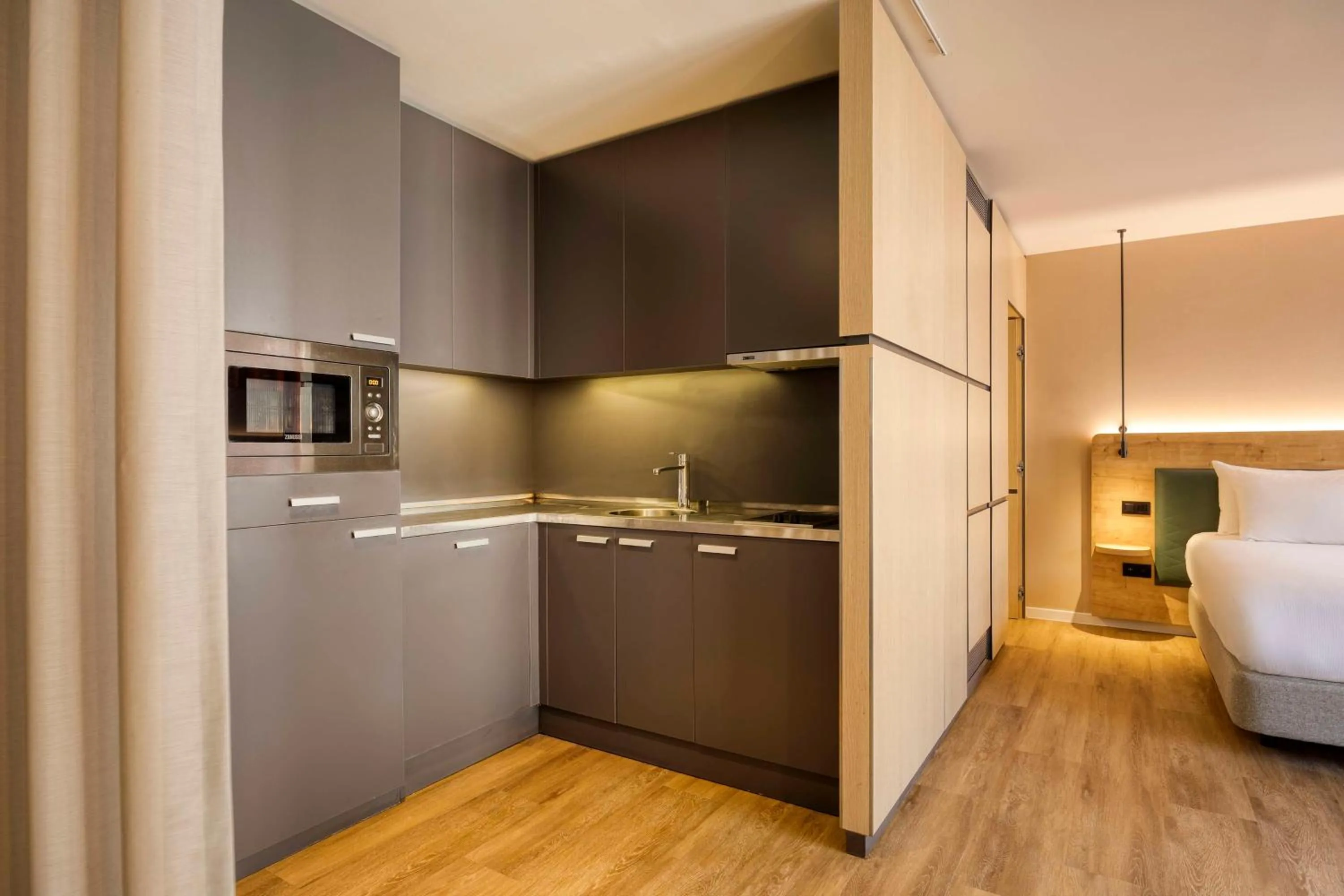 Kitchen or kitchenette, Bed in Hilton Garden Inn Brussels City Centre