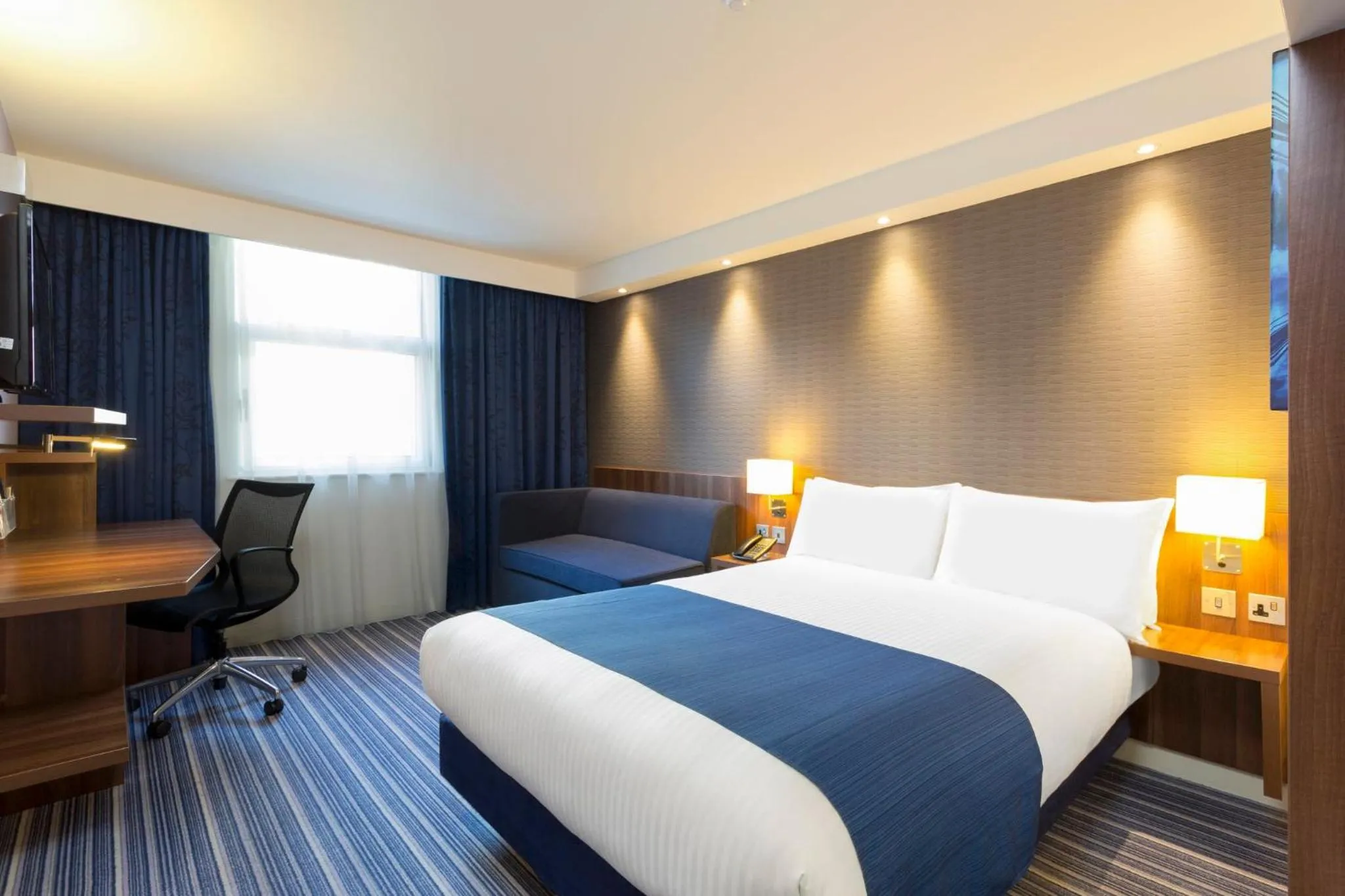 Photo of the whole room, Bed in Holiday Inn Express Southwark by IHG
