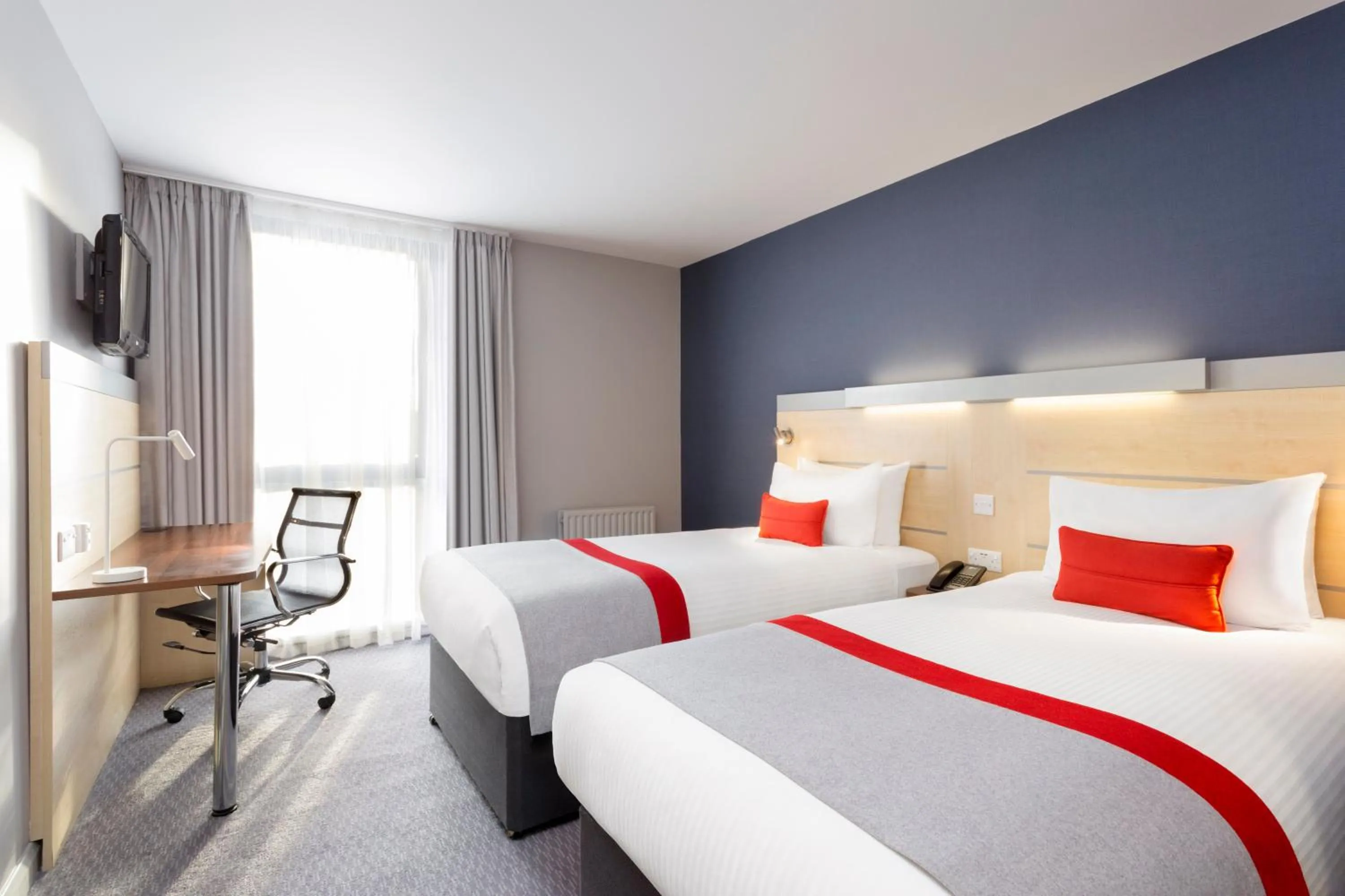 Photo of the whole room, Bed in Holiday Inn Express Southwark by IHG
